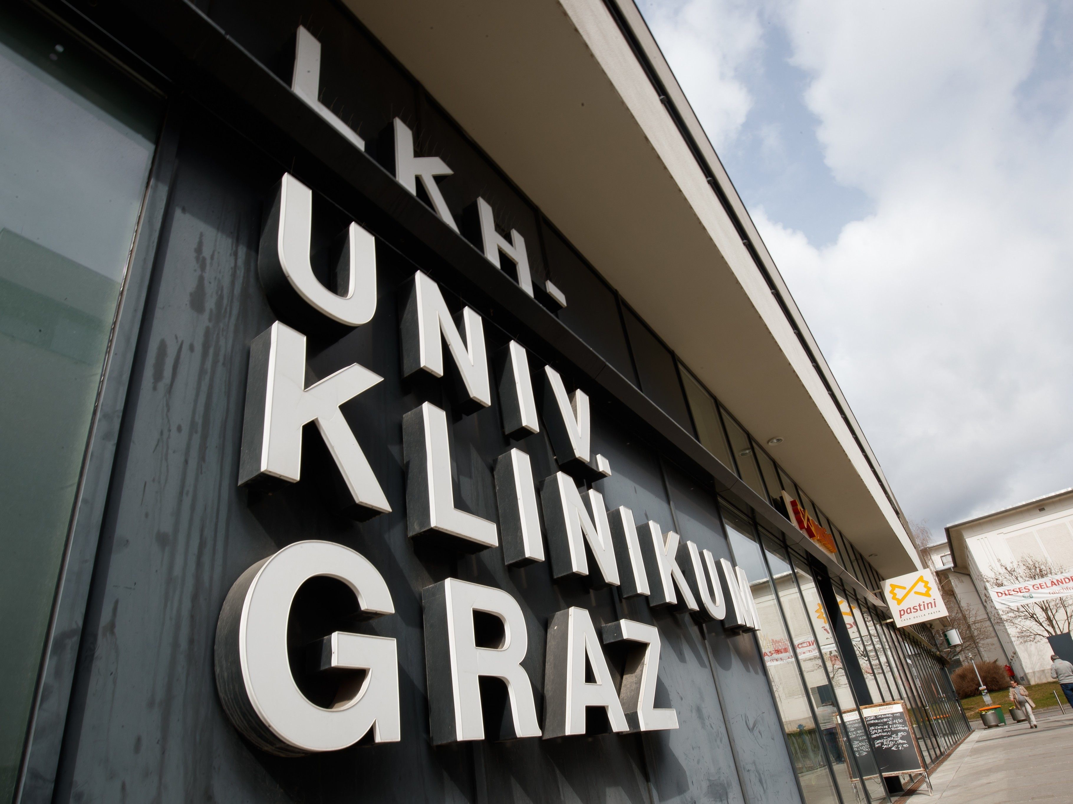 Grazer Spezialisten verabreichten einem Corona-Patienten Antikörper aus dem Blutplasma eines bereits Genesenen. Grazer Spezialisten verabreichten einem Corona-Patienten Antikörper aus dem Blutplasma eines bereits Genesenen.