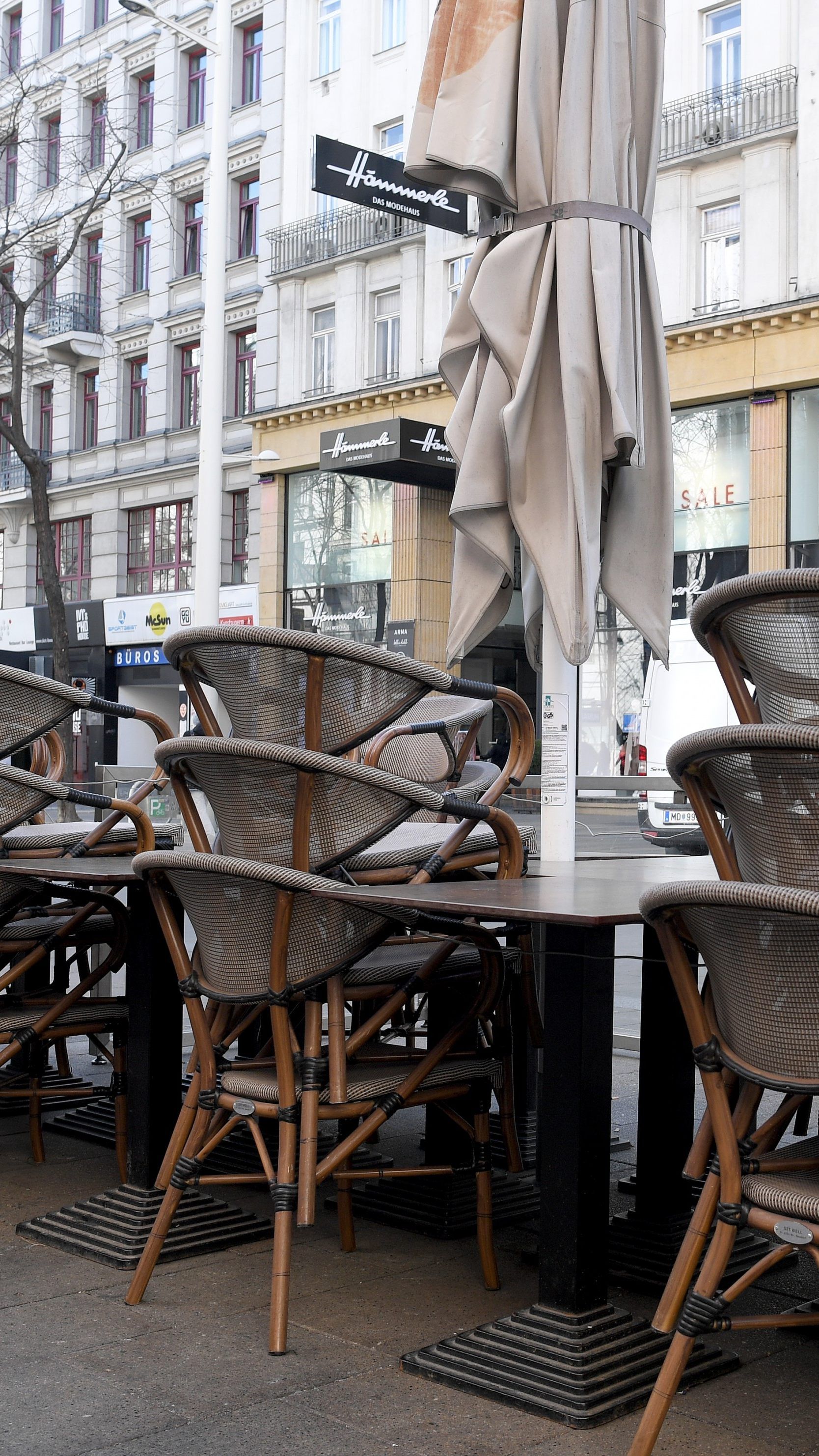 Wiens Wirtschaftsstadtrat Hanke spricht sich für eine Wiederöffnung der Gastronomie Anfang Mai aus.
