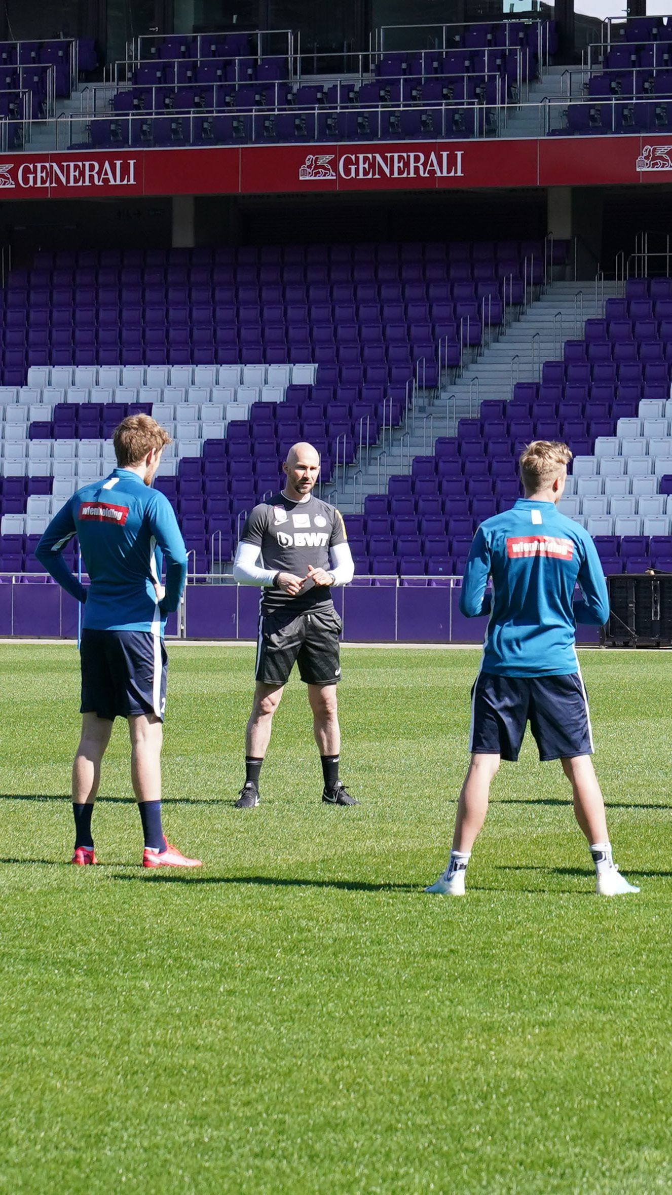 In nach Mannschaftsteilen geordneten Kleingruppen wurde das Training gestartet.