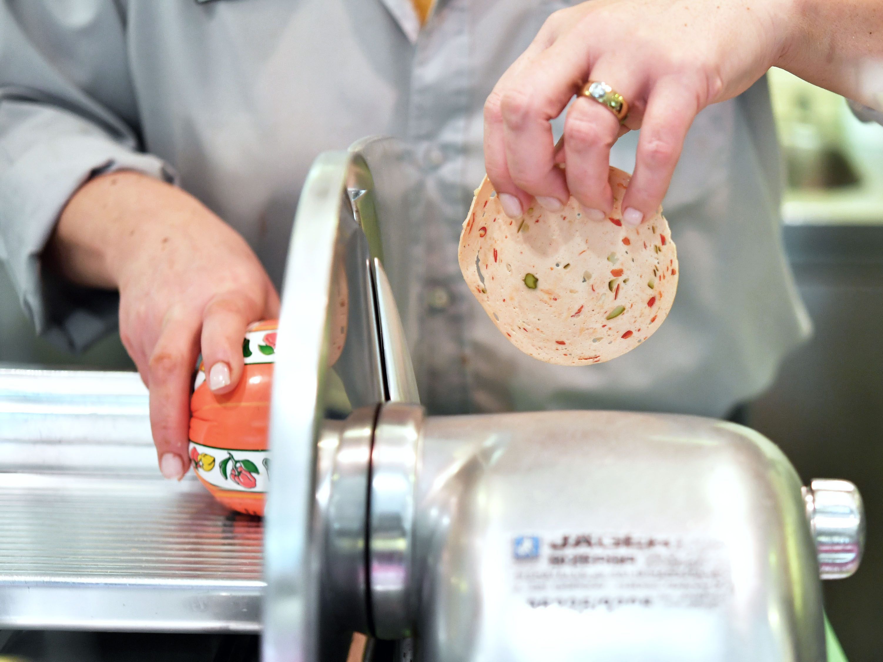 In 50 Billa-Filialen ist Wurst und Käse in Bedienung vorerst nicht verfügbar. In 50 Billa-Filialen ist Wurst und Käse in Bedienung vorerst nicht verfügbar.