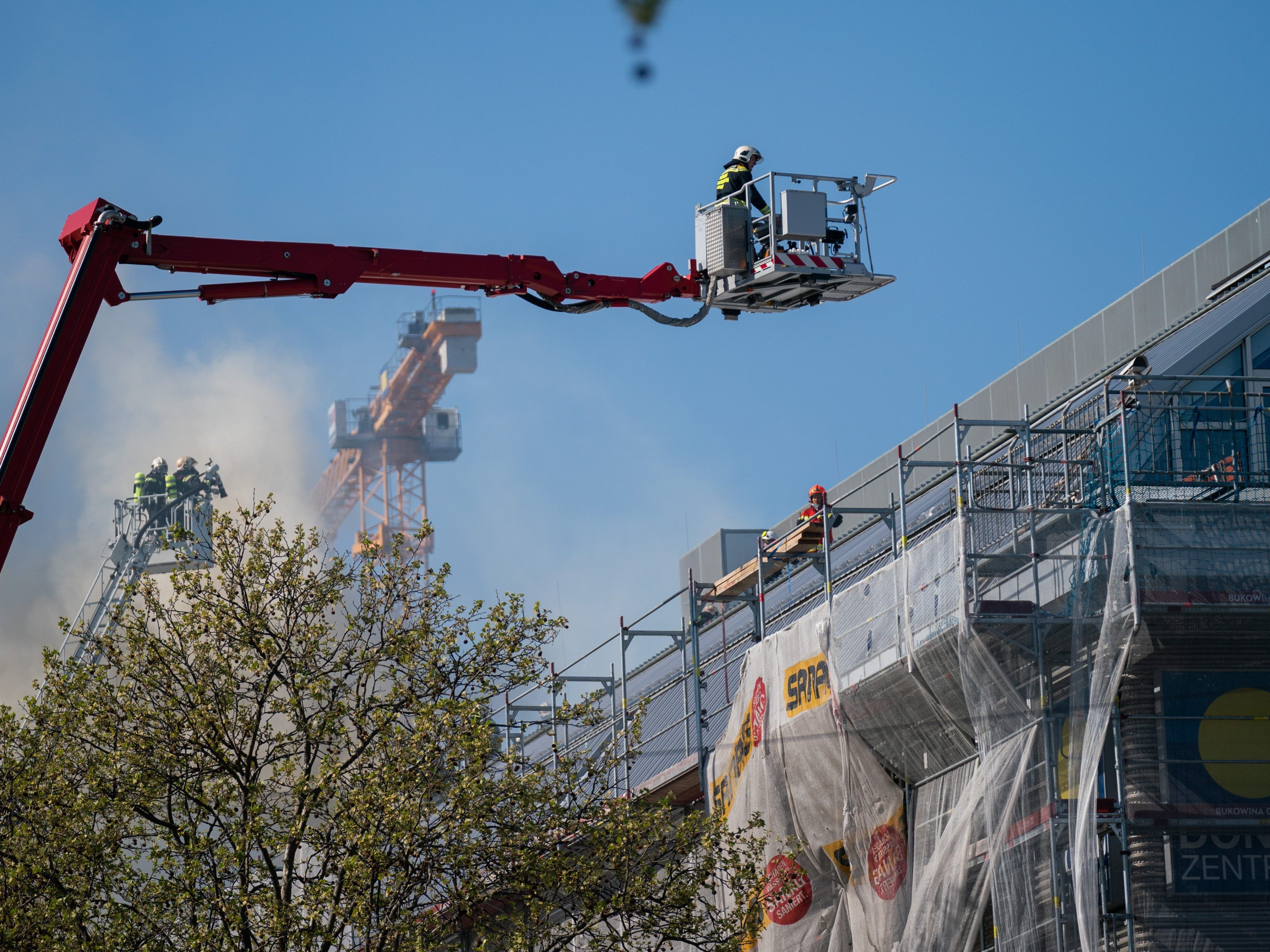 Am Montag brach im Wiener Donauzentrum ein Brand im Dach aus.