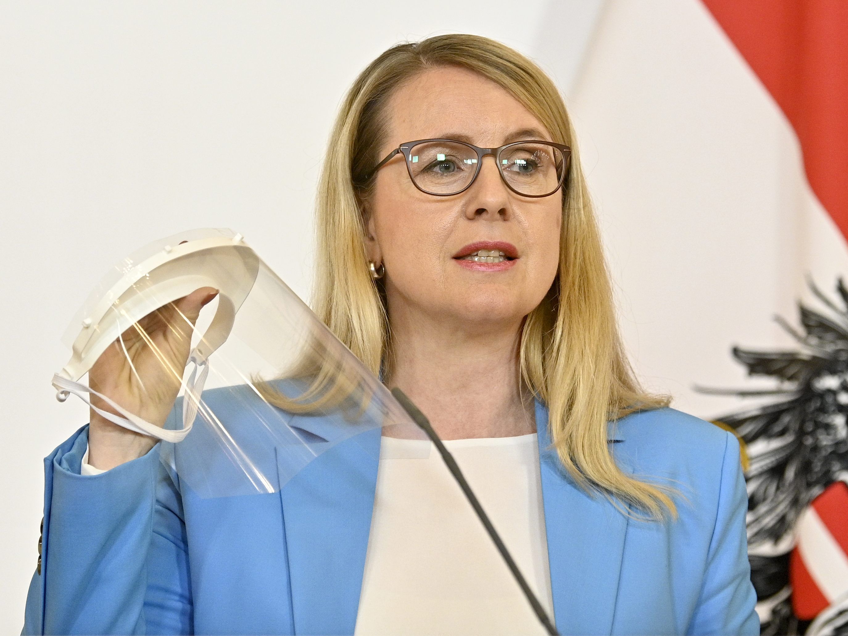 Wirtschaftsministerin Margarete Schramböck (ÖVP) sprach über das Überleben der Austrian Airlines