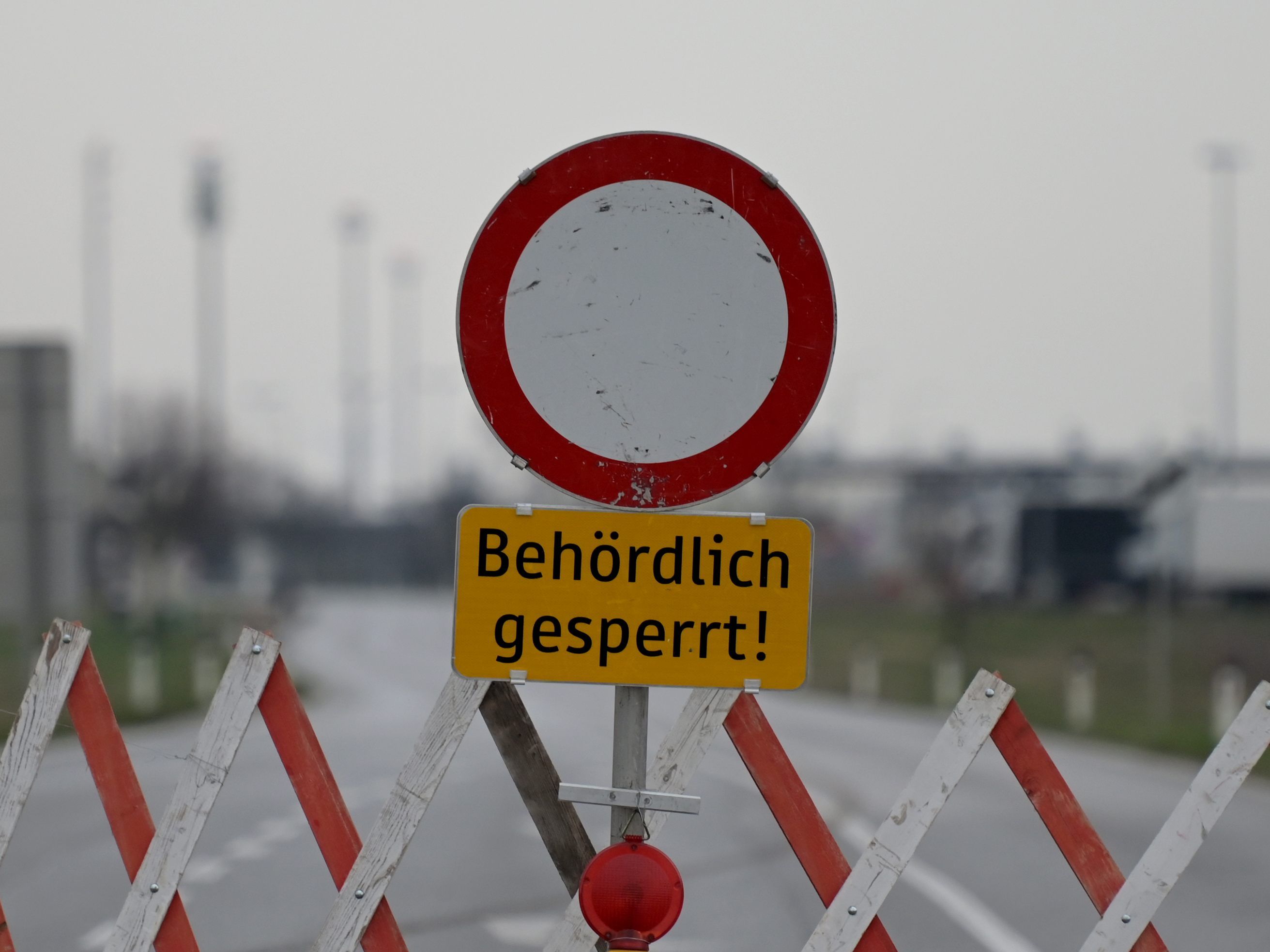 Das Betreten von Seebädern, Seehütten, Stegen und Hafenanlagen wurde verboten.