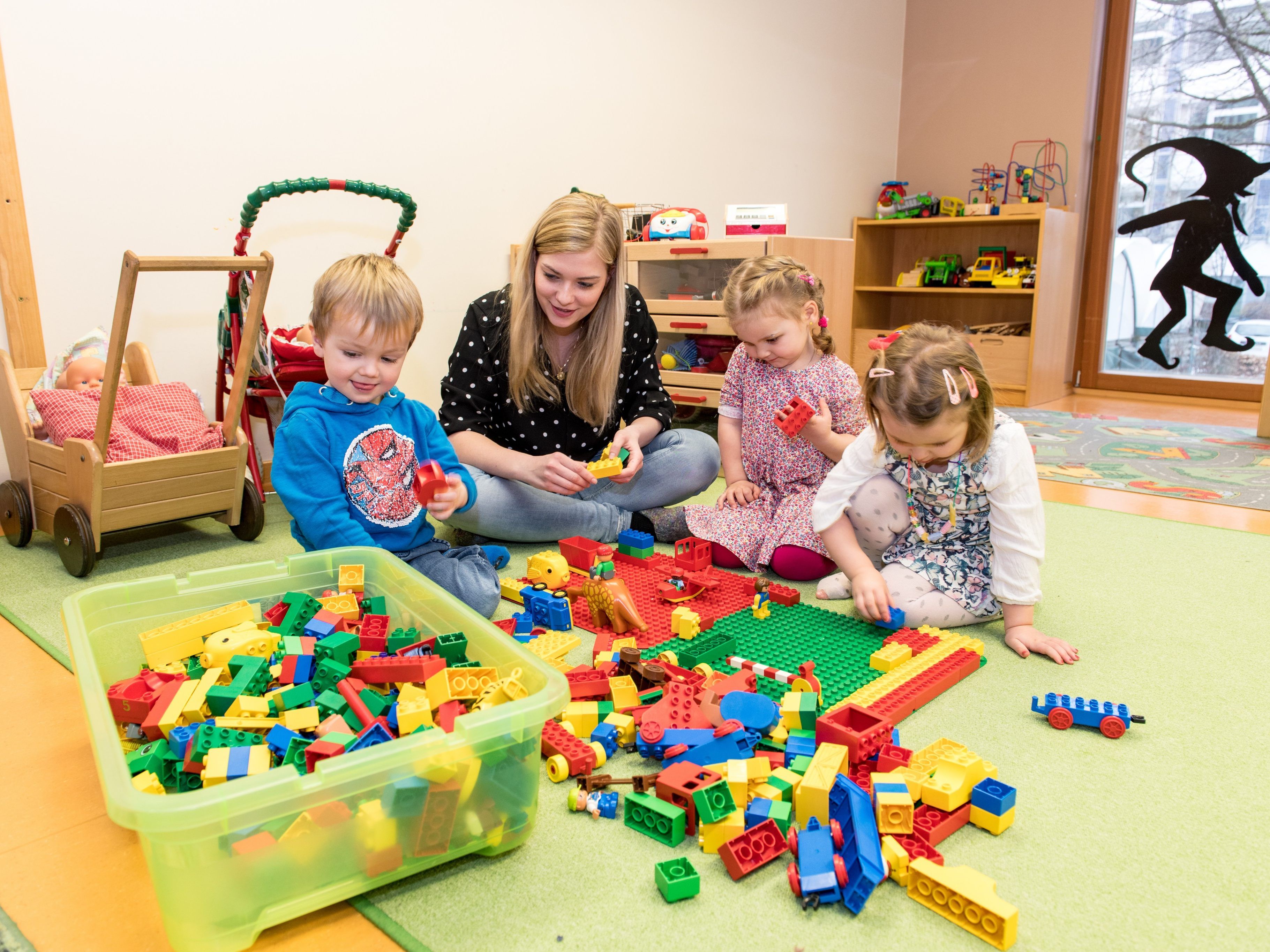 Wer passt auf die Kinder auf, wenn die Eltern in systemrelevanten Berufen arbeiten? Auch eine Heldin des Alltags. (Foto: Jürgen Gorbach/ AK)