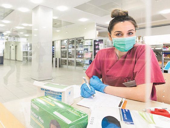 Schutz am Arbeitsplatz kann auch das Tragen von Masken bedeuten. Schutz am Arbeitsplatz kann auch das Tragen von Masken bedeuten.