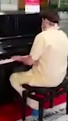 Arzt spielt Queen-Hit auf dem Klavier