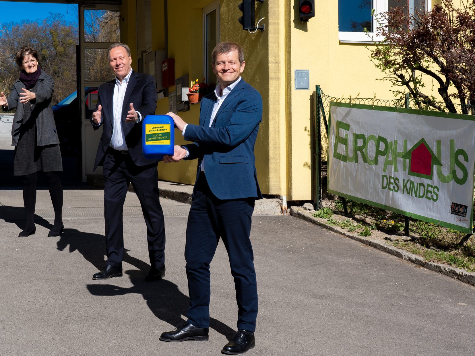 Marianne Binder, Einrichtungsleiterin Europahaus des Kindes, Bezirksvorsteher Franz Prokop und Matthias Ortner, Geschäftsführer der Ottakringer Brauerei Marianne Binder, Einrichtungsleiterin Europahaus des Kindes, Bezirksvorsteher Franz Prokop und Matthias Ortner, Geschäftsführer der Ottakringer Brauerei