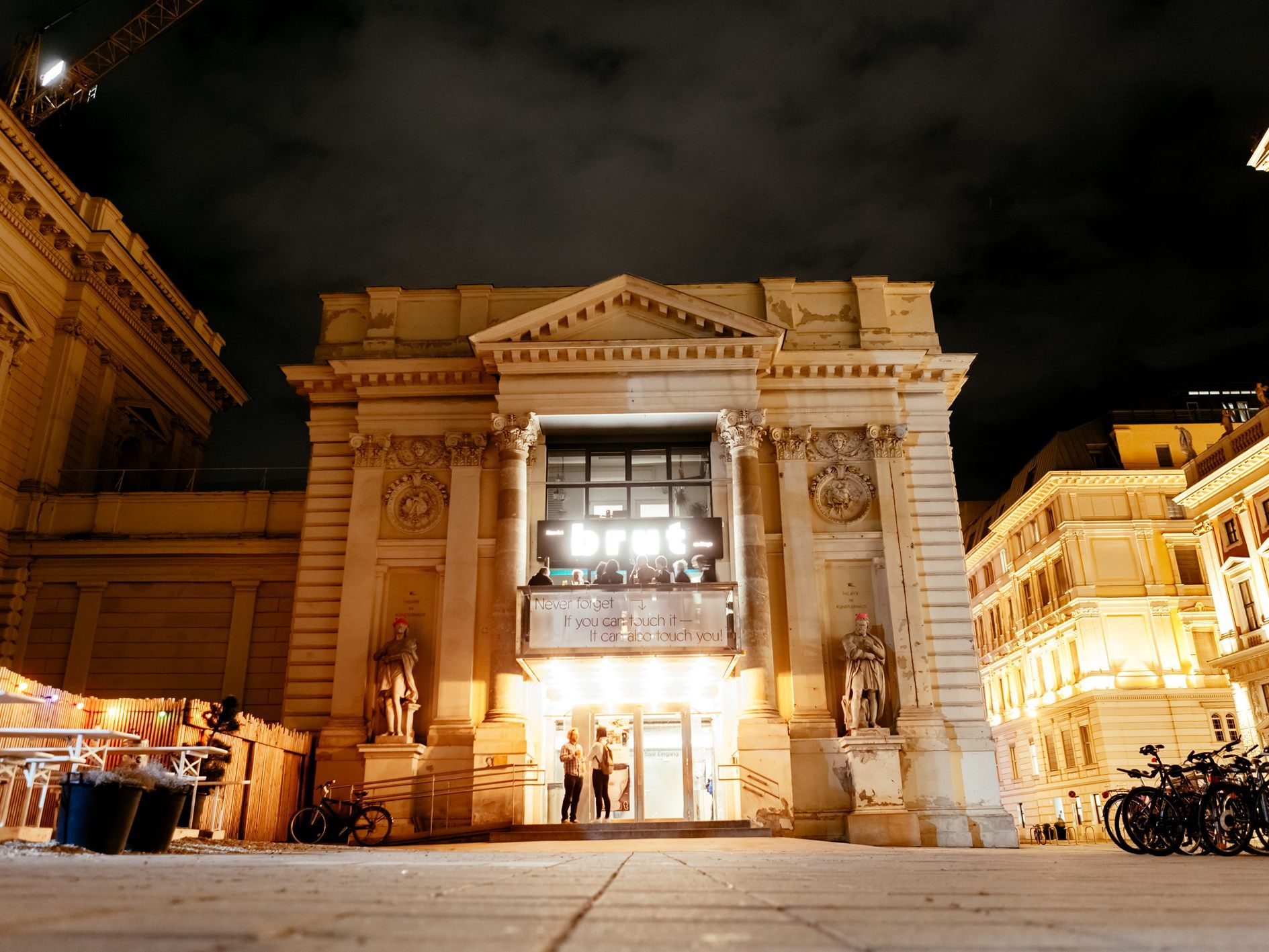 brut Wien diesmal nicht im Künstlerhaus, sondern am Laptop zuhause.