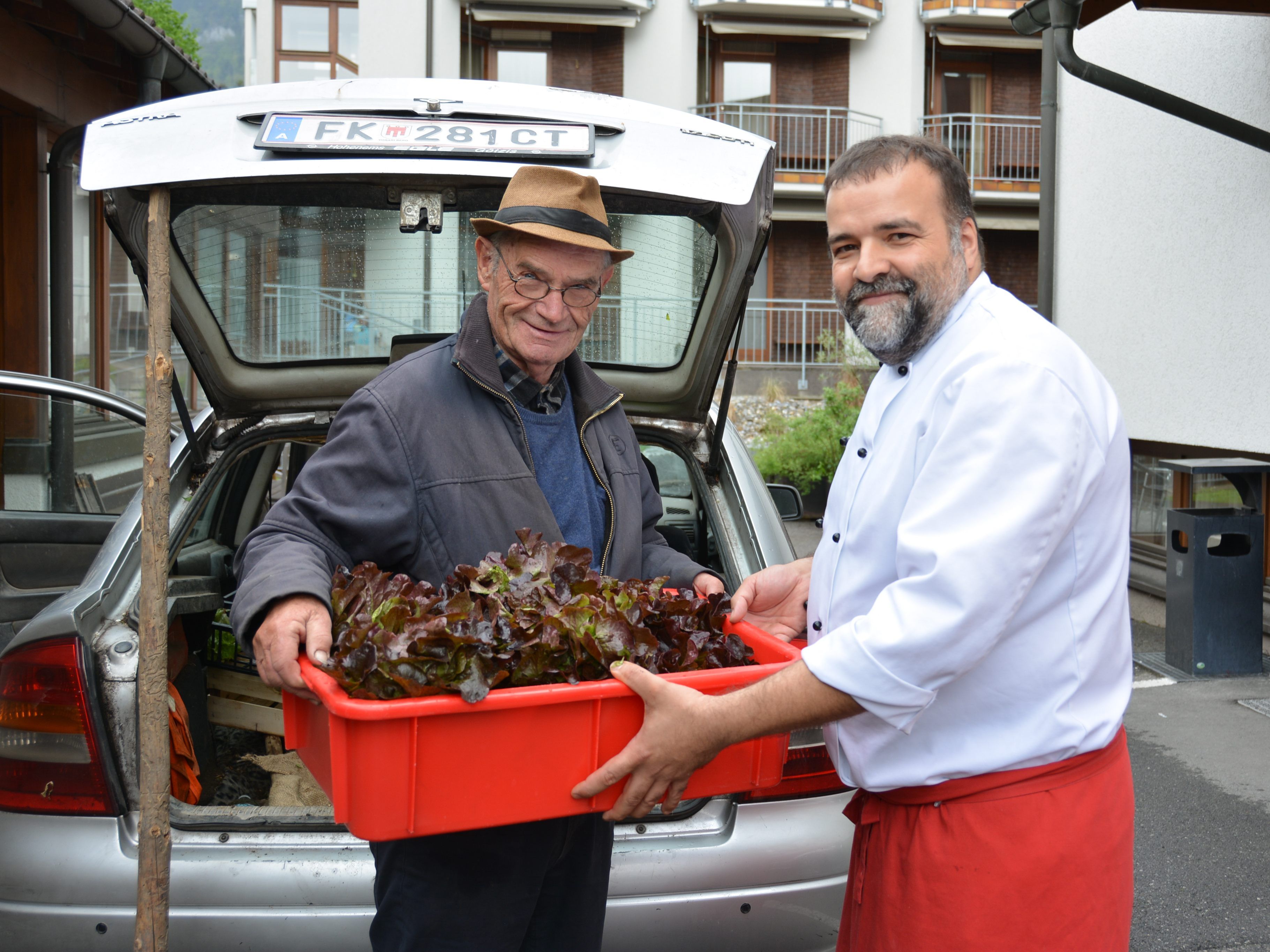 Biobauer Elmar Ströhle und Küchenleiter Klaus Gröber. Momentan werden die Waren für die HDG-Küche ohne Kontakt vor dem Eingang abgeladen. Biobauer Elmar Ströhle und Küchenleiter Klaus Gröber. Momentan werden die Waren für die HDG-Küche ohne Kontakt vor dem Eingang abgeladen.