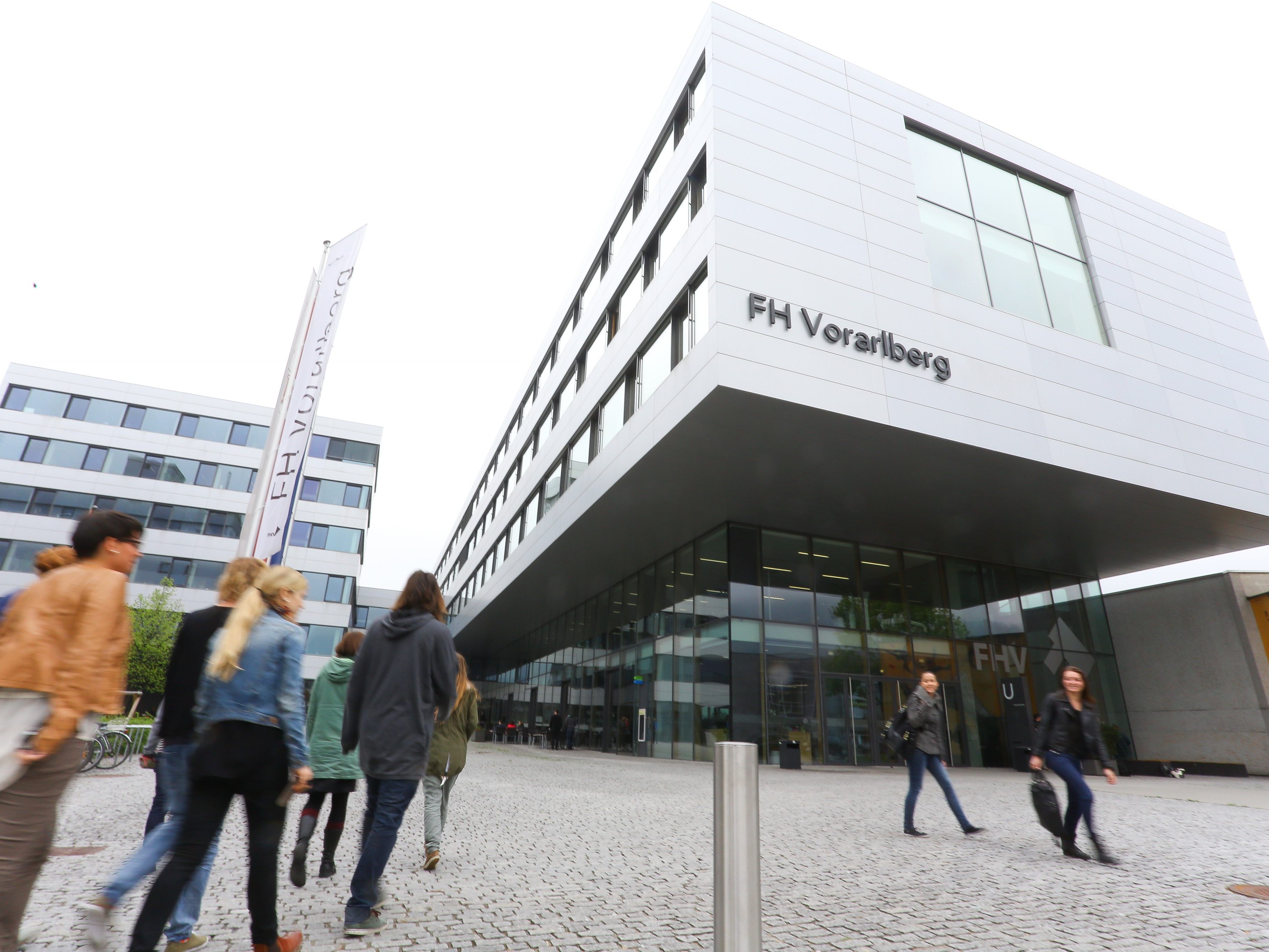 Seit einigen Jahren arbeitet die FH Vorarlberg noch intensiver mit regionalen Unternehmen zusammen. Seit einigen Jahren arbeitet die FH Vorarlberg noch intensiver mit regionalen Unternehmen zusammen.