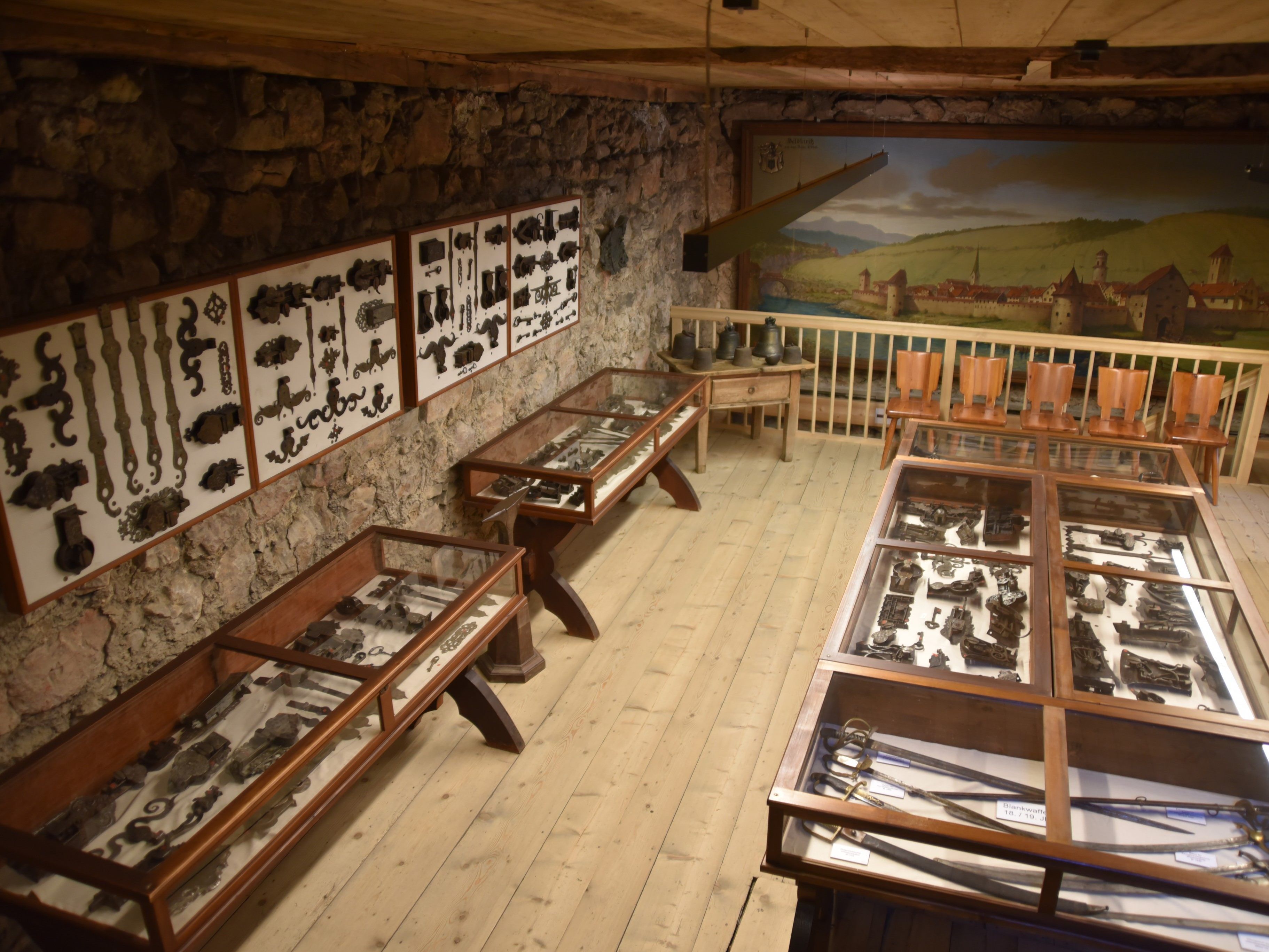 Beeidruckende Schmiedekunst begegnet dem Besucher im ehemaligen Depotraum des Museums im Bergfried.