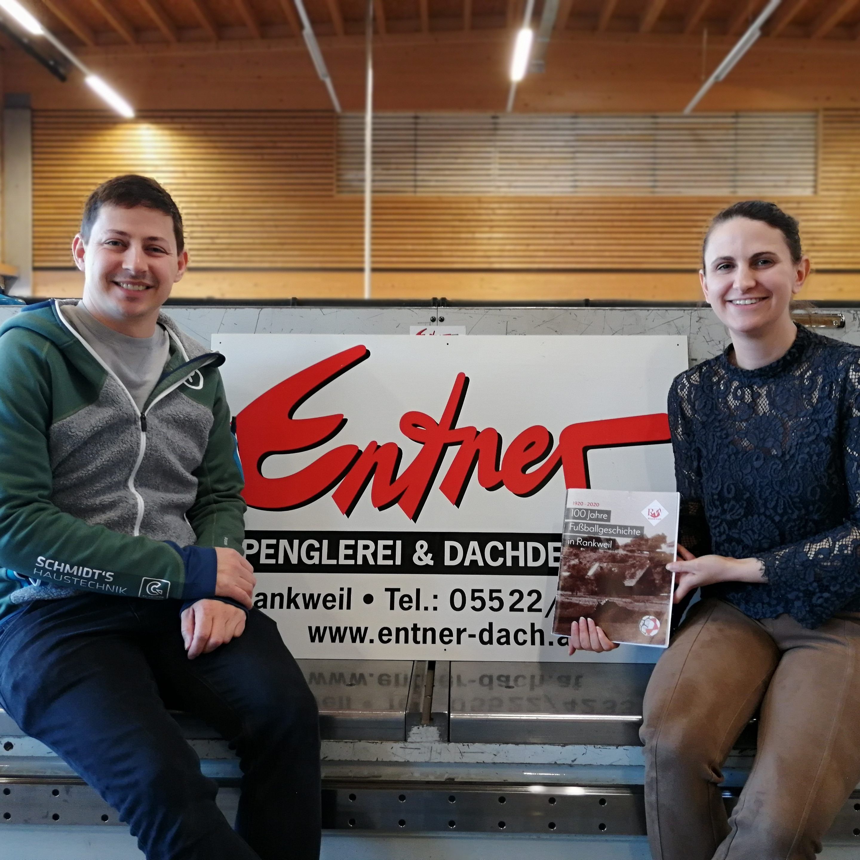 RW Rankweil Obmann Bernd Breuss und Jasmin Entner von Sponsor Entner Dach im Smalltalk über das Jubiläumsbuch
