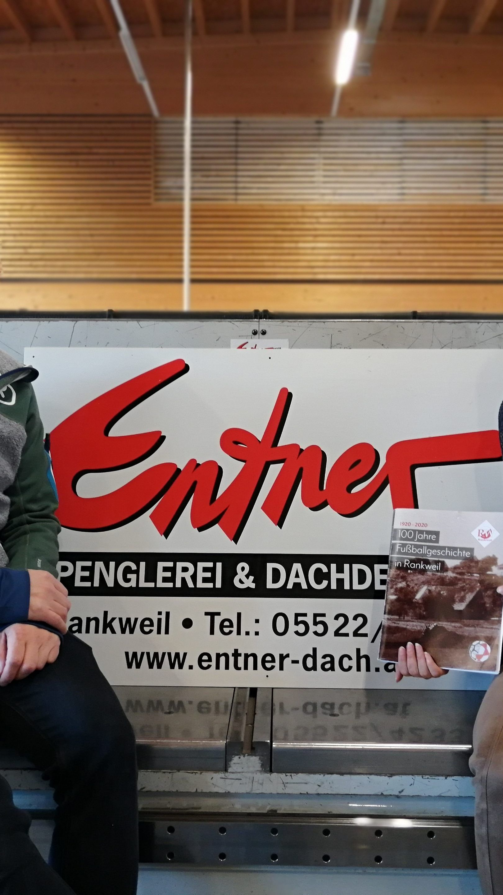 RW Rankweil Obmann Bernd Breuss und Jasmin Entner von Sponsor Entner Dach im Smalltalk über das Jubiläumsbuch