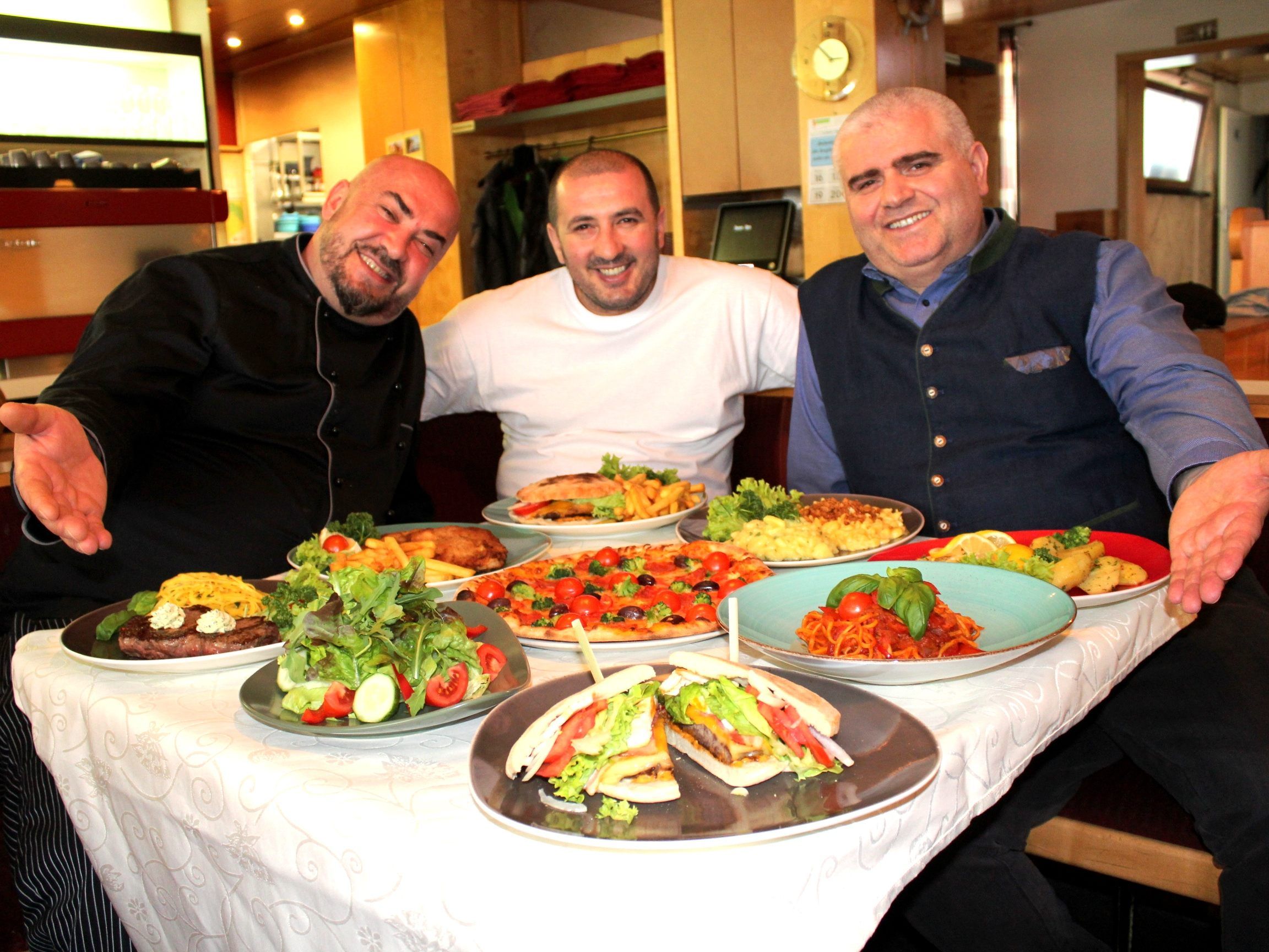 (v.li.n.re.) Küchenchef Afrim Pllana, Pizzabäcker Prenush Domgjoni und Geschäftsführer Avni Pllana starten ebenfalls mit einem Abhol- und Lieferservice in Bludenz