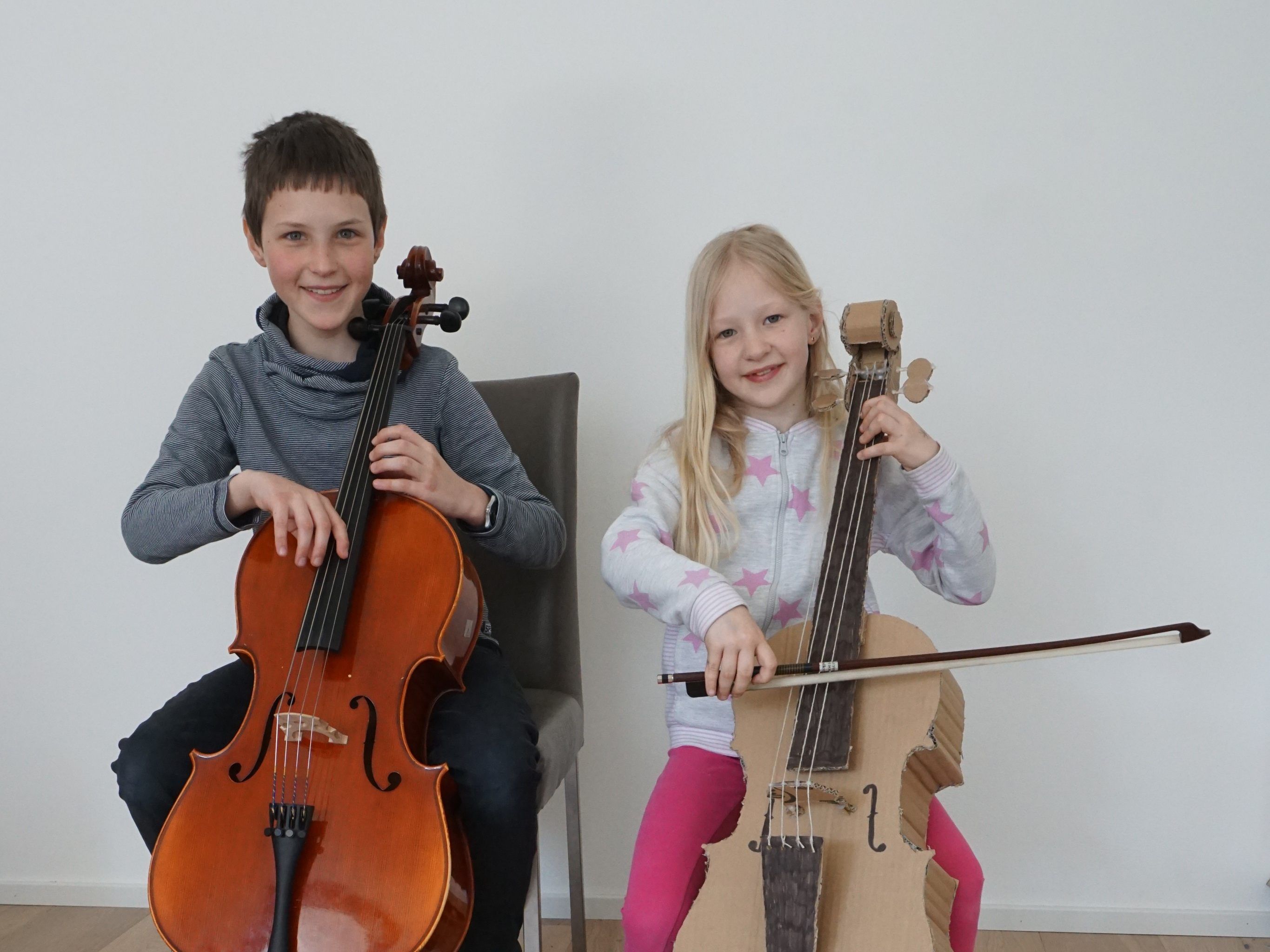 Cäcilia & Pius Verkleirer mit selbstgebasteltem Cello