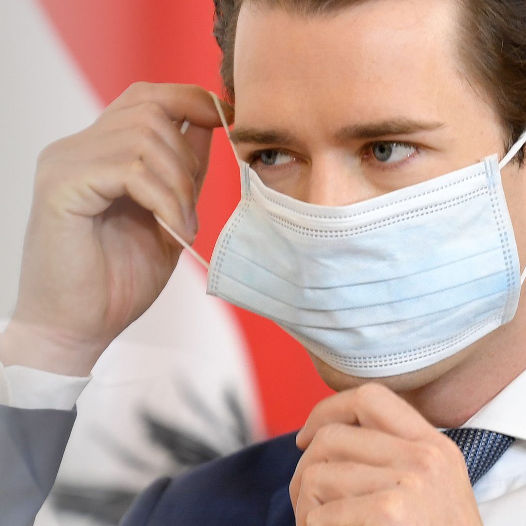 Nur 78 Neuerkrankungen von Samstag auf Sonntag - Infektiologe Wenisch (l.): Alltag erst bei Impfstoff.