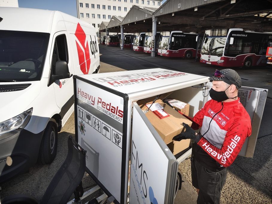 Die Wiener Linien unterstützen ein Projekt, bei dem ein Paketdienstleister eine tagsüber leerstehende Busgarage nutzt - geliefert wird per Lastenfahrrad Die Wiener Linien unterstützen ein Projekt, bei dem ein Paketdienstleister eine tagsüber leerstehende Busgarage nutzt - geliefert wird per Lastenfahrrad