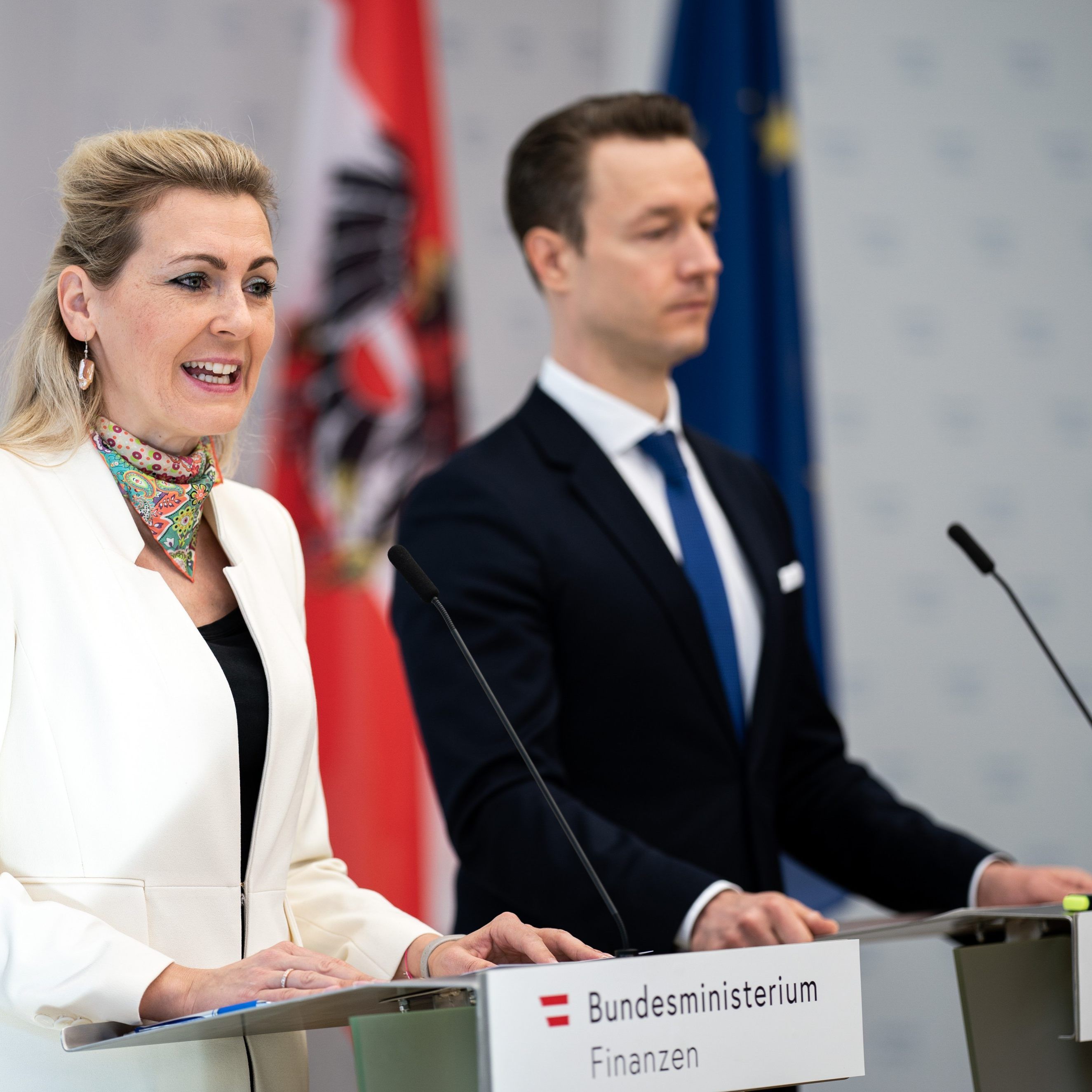 Die heutige Pressekonferenz dreht sich um die Themen Arbeit und Wirtschaft.