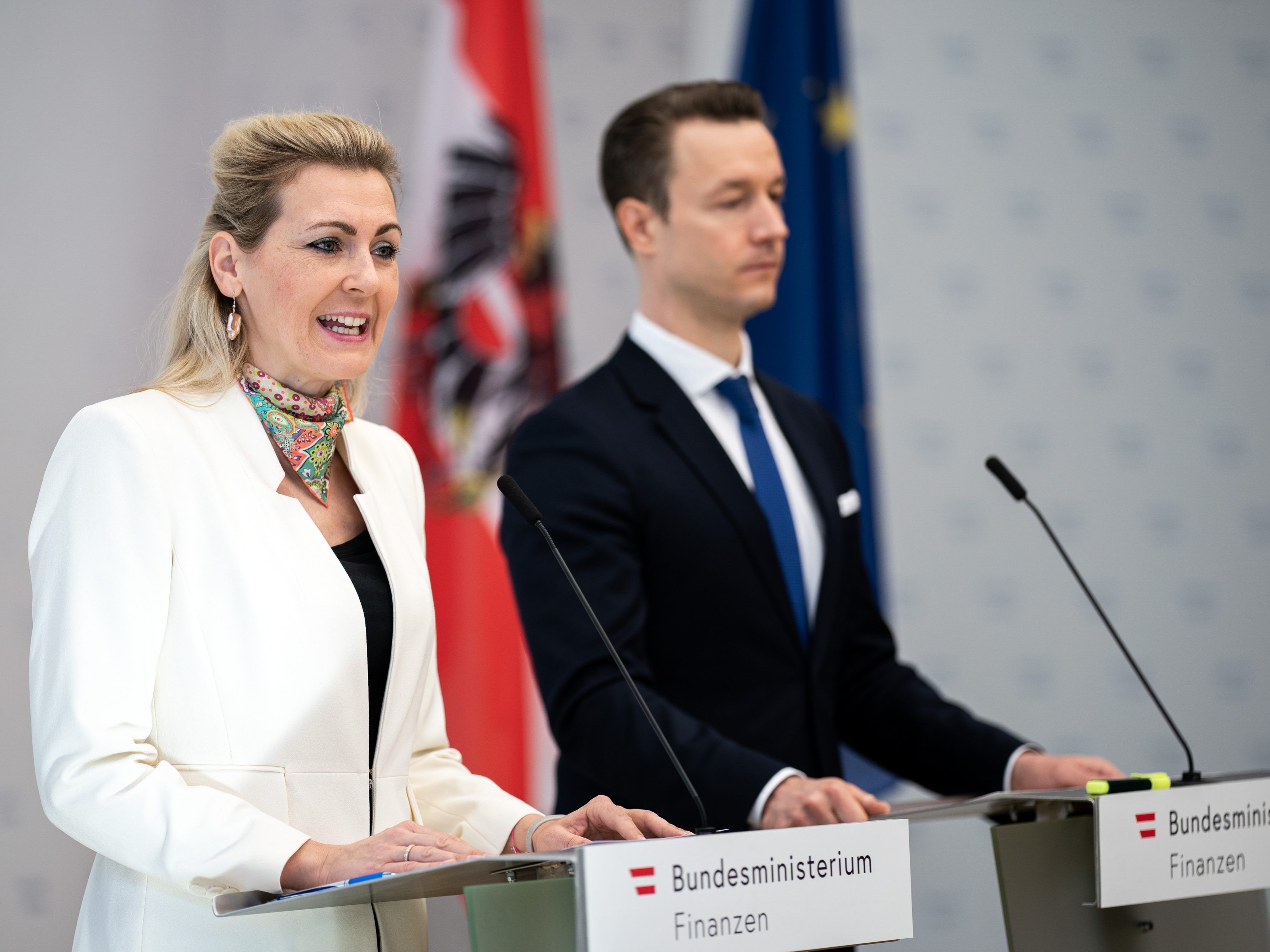 Die heutige Pressekonferenz dreht sich um die Themen Arbeit und Wirtschaft.