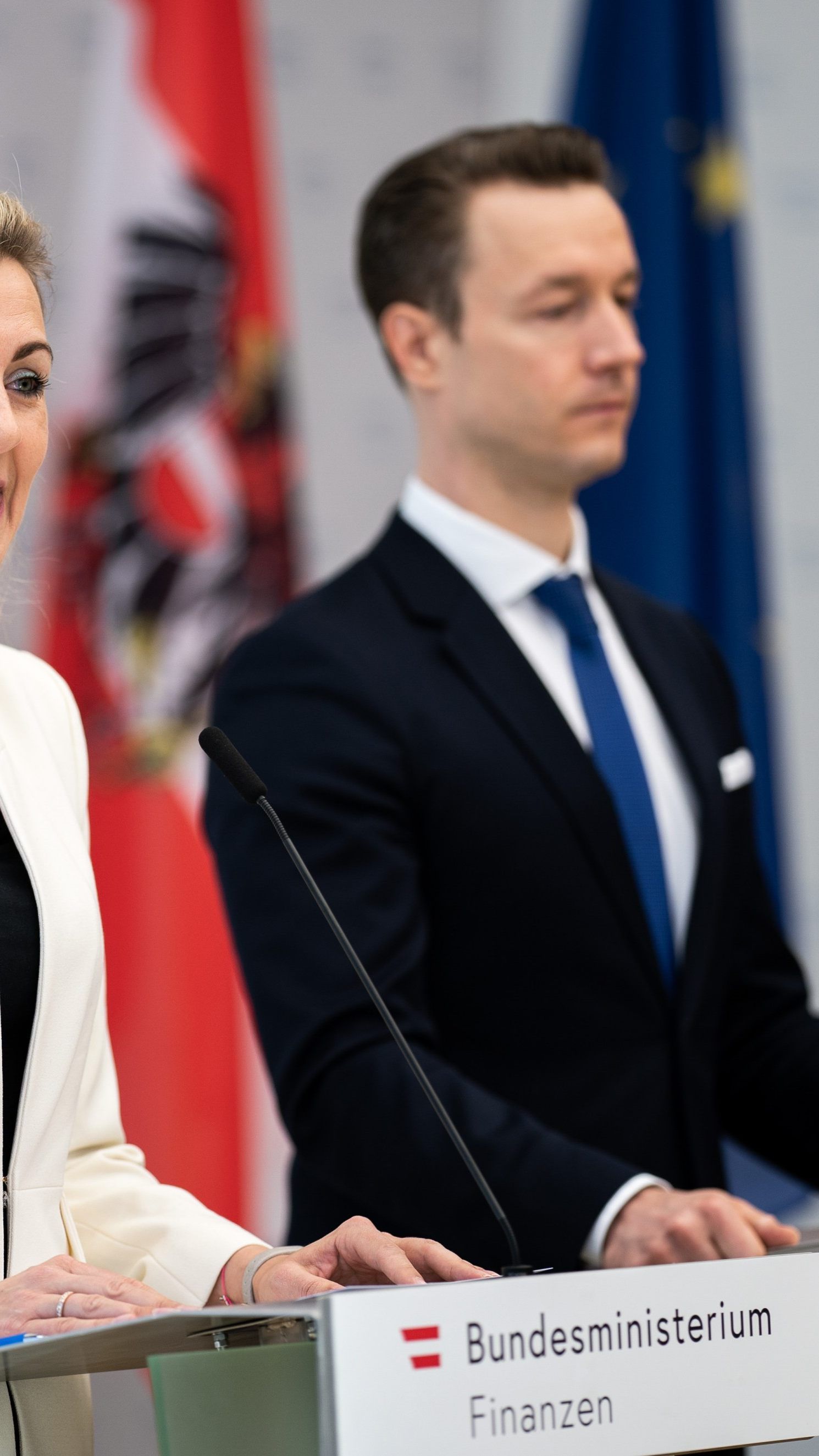 Die heutige Pressekonferenz dreht sich um die Themen Arbeit und Wirtschaft.