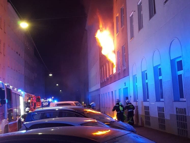 Beim Eintreffen der Berufsfeuerwehr Wien schlugen bereits Flammen aus dem Fenster. Beim Eintreffen der Berufsfeuerwehr Wien schlugen bereits Flammen aus dem Fenster.