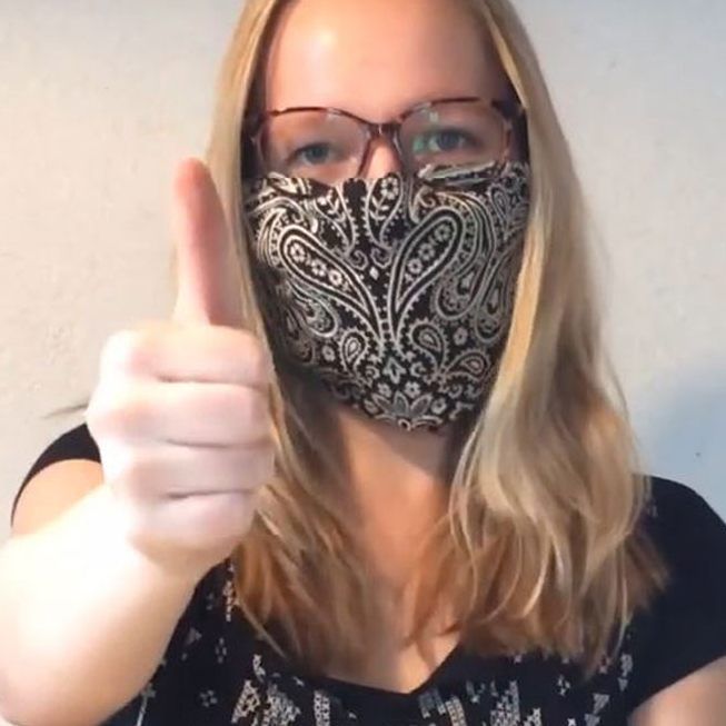 Reporterin Mirjam zeigt eine einfache Variante aus einem Bandana und Haargummis.