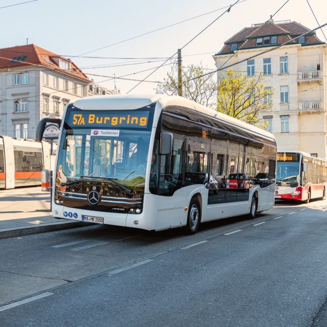 Im eCitaro der Wiener Linien haben 90 Personen Platz.
