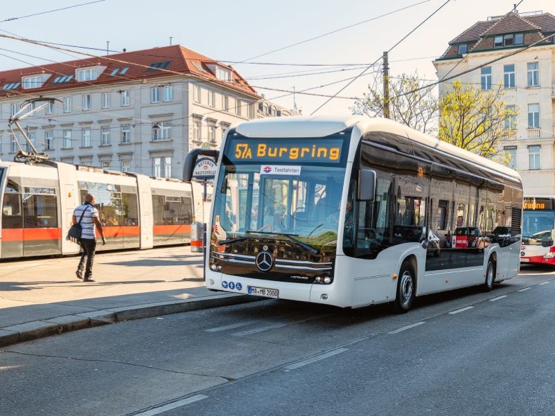 Im eCitaro der Wiener Linien haben 90 Personen Platz. Im eCitaro der Wiener Linien haben 90 Personen Platz.