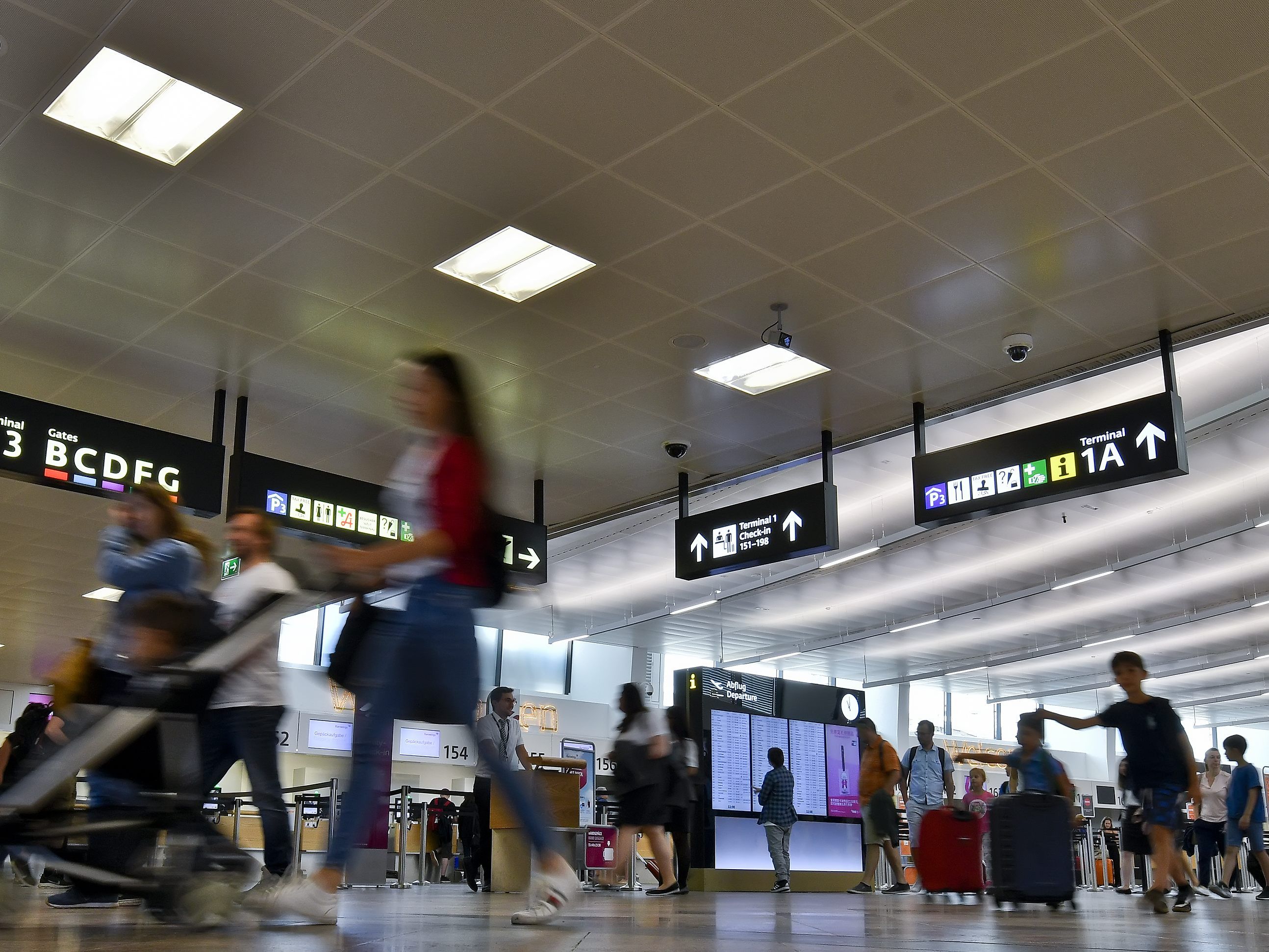 Auch am Flughafen Wien-Schwechat gingen die Reisenden um zwei Drittel zurück. Auch am Flughafen Wien-Schwechat gingen die Reisenden um zwei Drittel zurück.