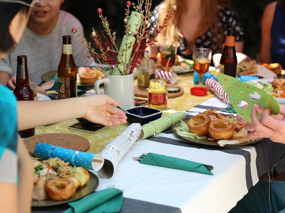 Maximal fünf Personen, die nicht im selben Haushalt leben: Große Osterfeiern werden untersagt. Maximal fünf Personen, die nicht im selben Haushalt leben: Große Osterfeiern werden untersagt.