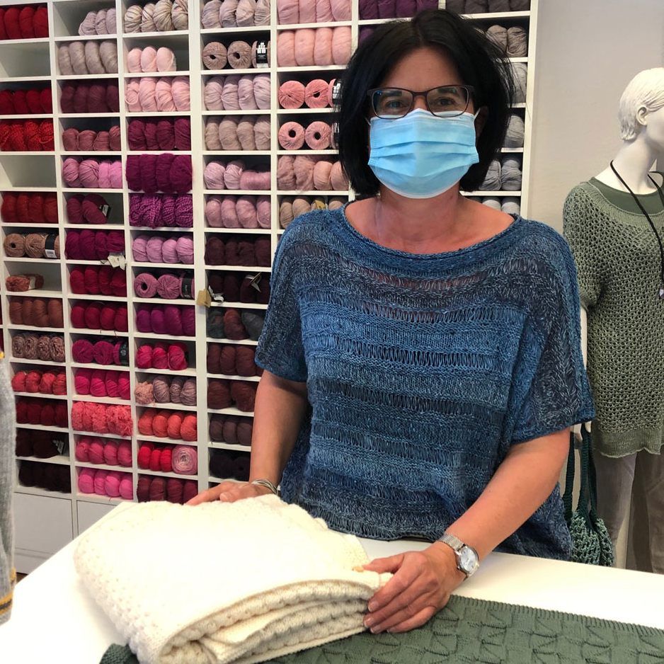 Die kleinen Geschäfte und Baumärkte starten heute wieder. In den "Öffis" gilt Maskenpflicht.