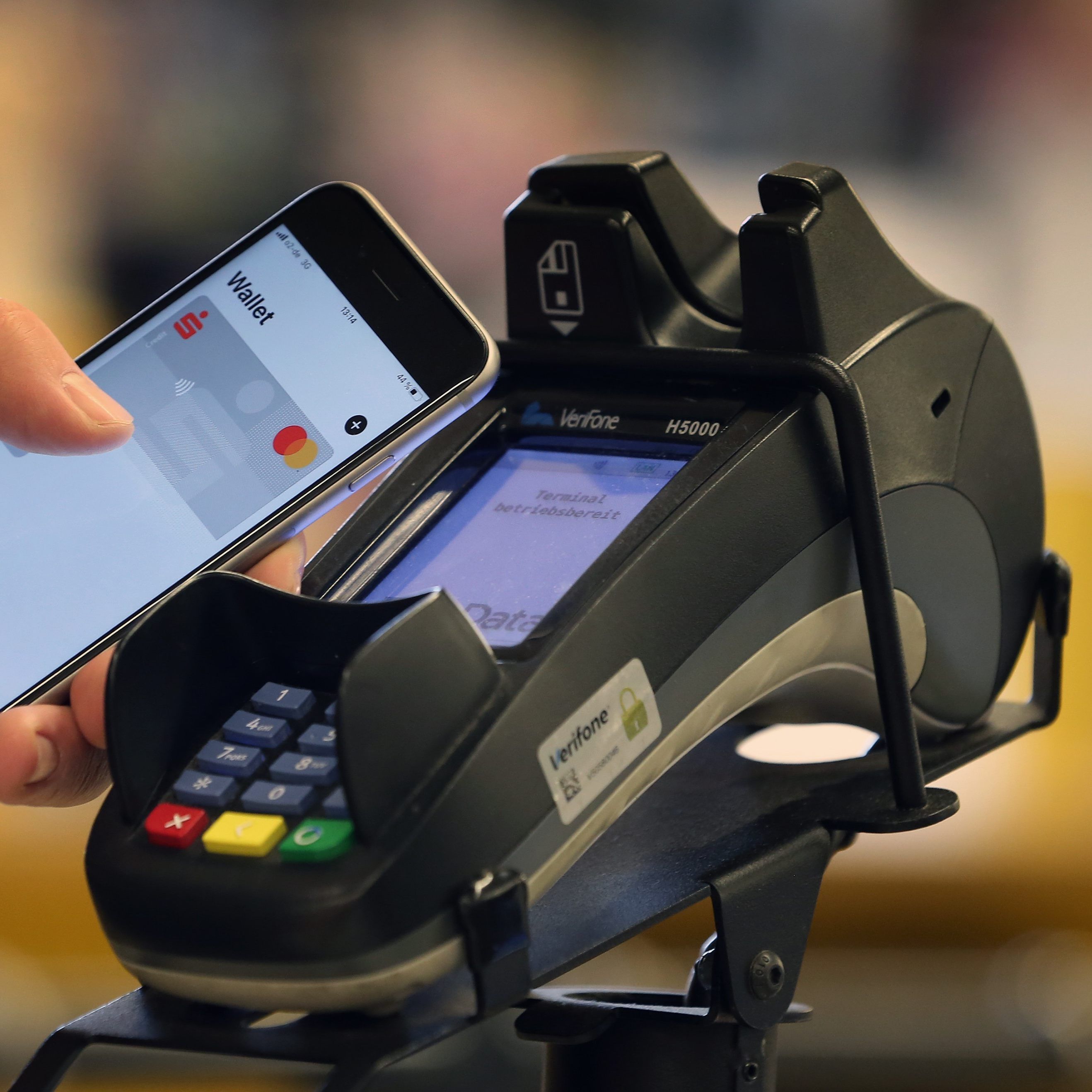 Bei kontaktlosem Zahlen bis zu 50 Euro muss man keinen Pin mehr eingeben.