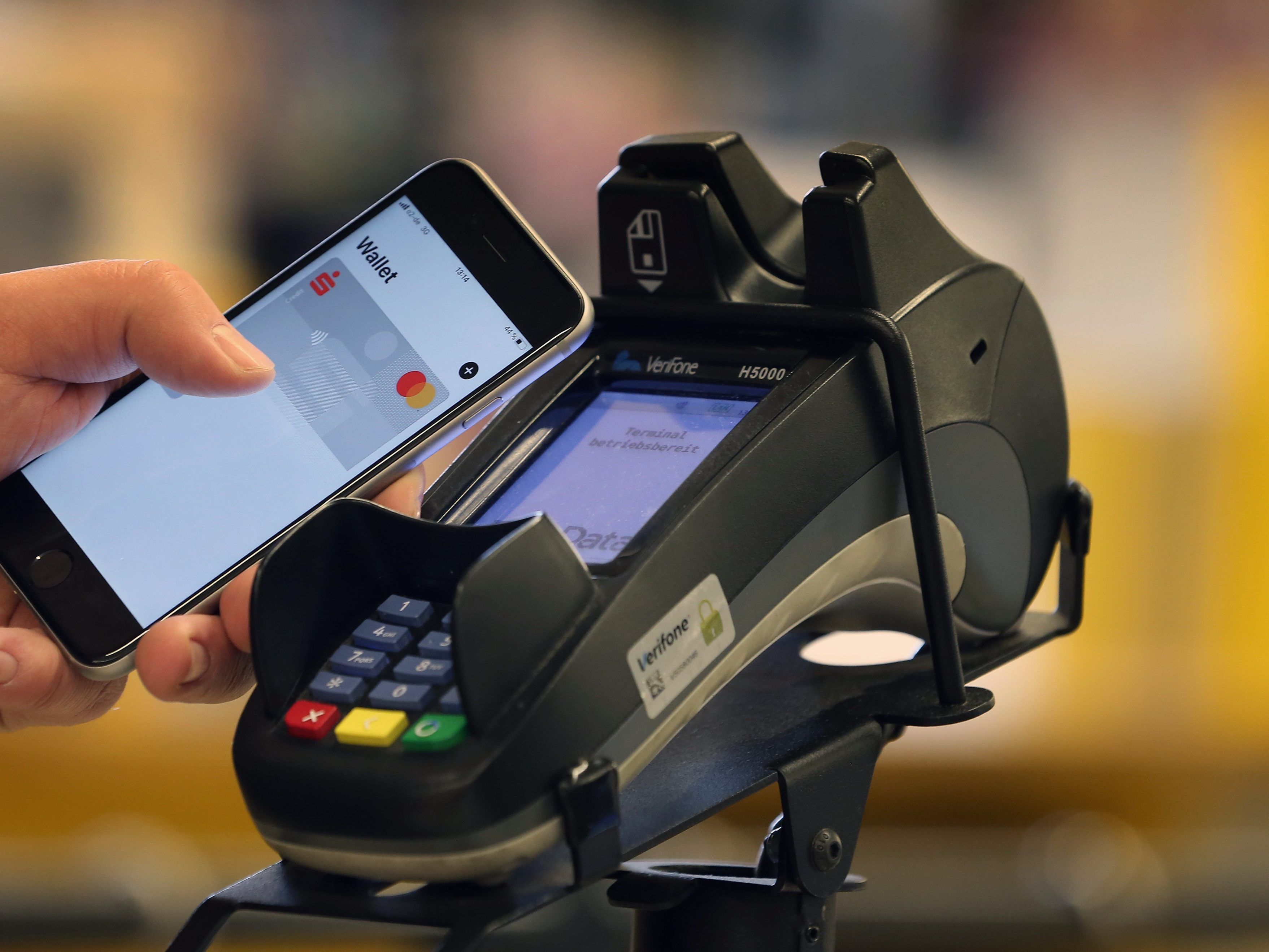 Bei kontaktlosem Zahlen bis zu 50 Euro muss man keinen Pin mehr eingeben.