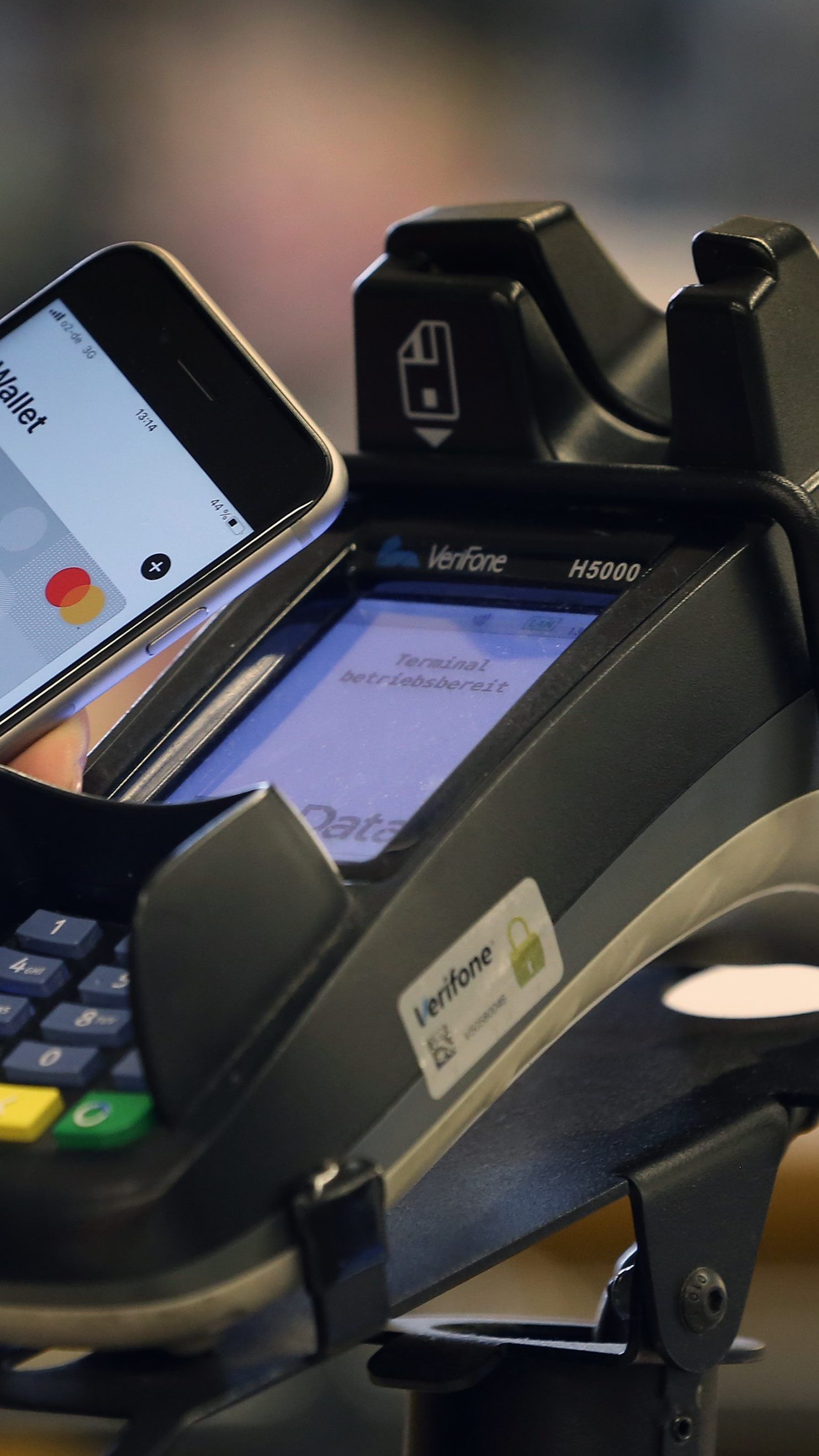 Bei kontaktlosem Zahlen bis zu 50 Euro muss man keinen Pin mehr eingeben.