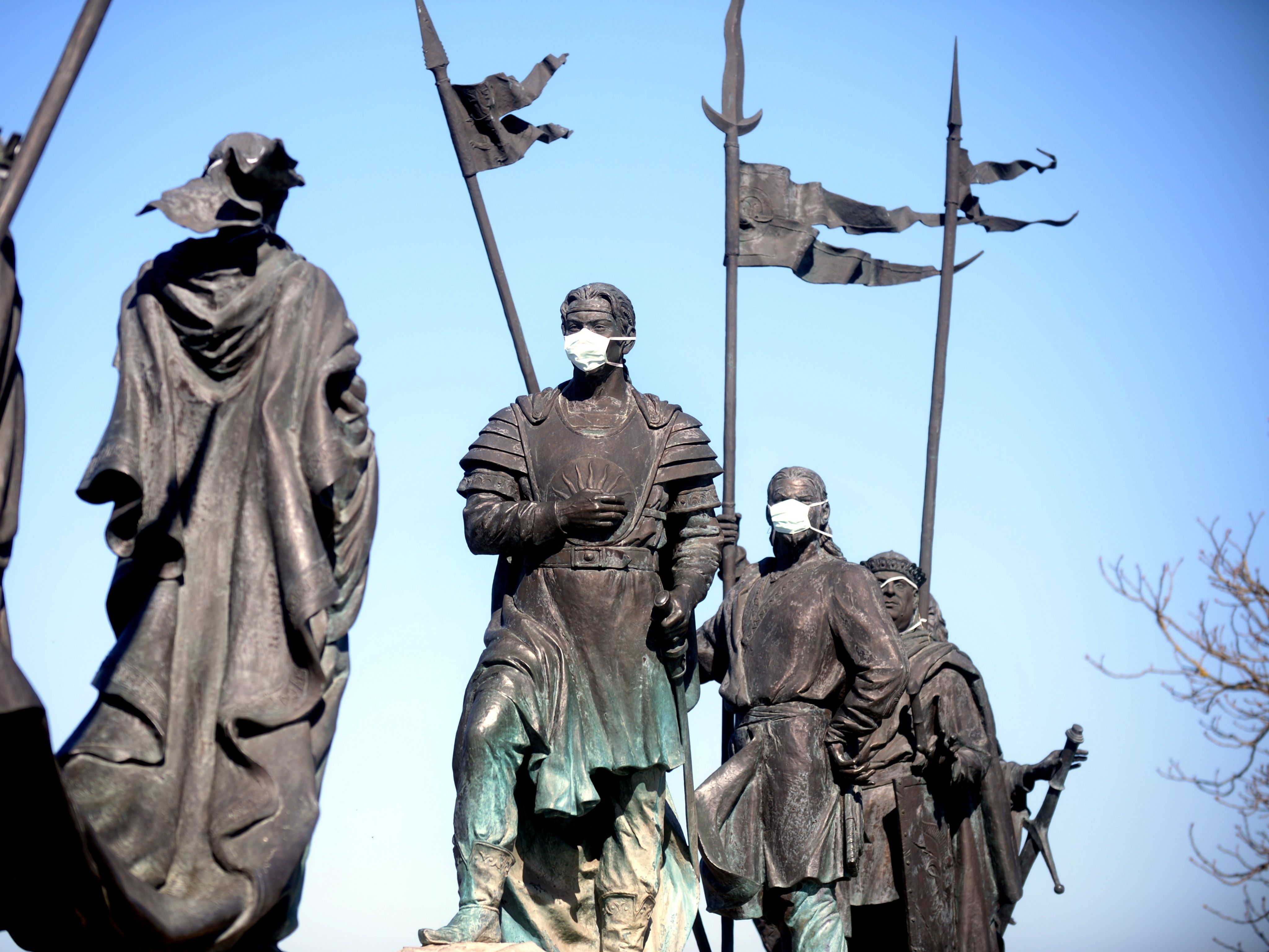 Statuen mit Nasen-Mundschutz am Nibelungenbrunnen in Tulln. Statuen mit Nasen-Mundschutz am Nibelungenbrunnen in Tulln.