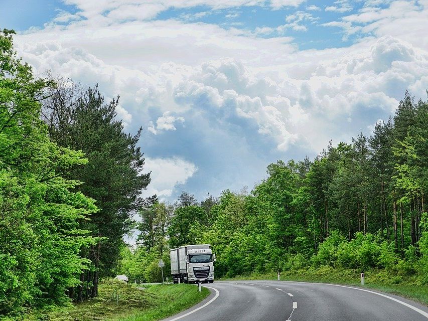 Das LKW-Fahrverbot am Wochenende gilt noch ein weiteres Monat nicht.
