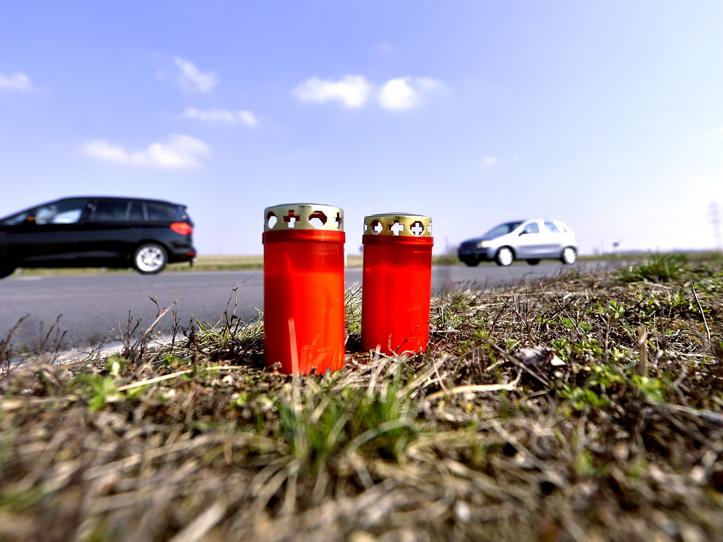 Viele Unfälle sind auf Raser zurückzuführen. Viele Unfälle sind auf Raser zurückzuführen.