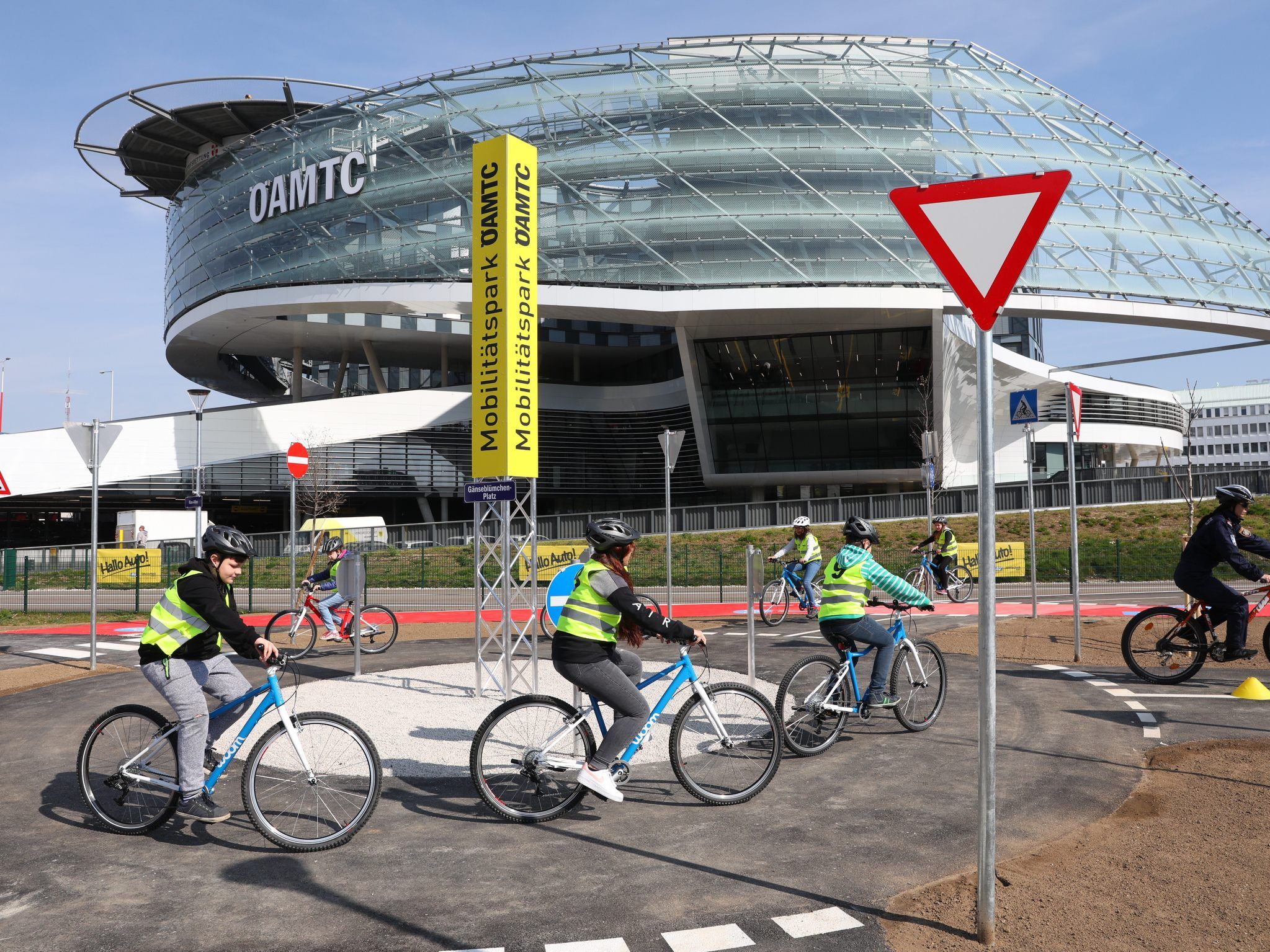 Unter anderem finden im ÖAMTC-Mobilitätspark in Wien Fahrradprüfungen für Kinder statt Unter anderem finden im ÖAMTC-Mobilitätspark in Wien Fahrradprüfungen für Kinder statt