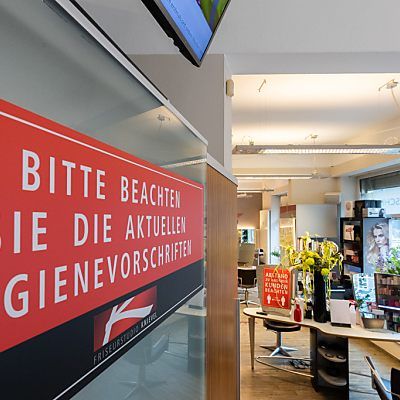 Auch die Friseure haben wieder geöffnet