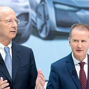 Pötsch und Diess im Rahmen einer Pressekonferenz im Jahr 2018