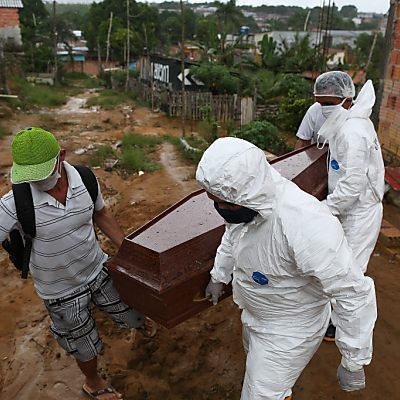 Ein Covid-19-Opfer wird in Manaus abgeholt