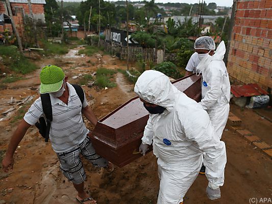 Ein Covid-19-Opfer wird in Manaus abgeholt Ein Covid-19-Opfer wird in Manaus abgeholt