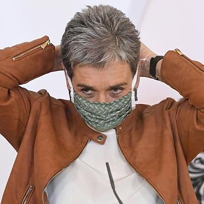 Nimmt Lunacek bald die Maske statt des Hutes?