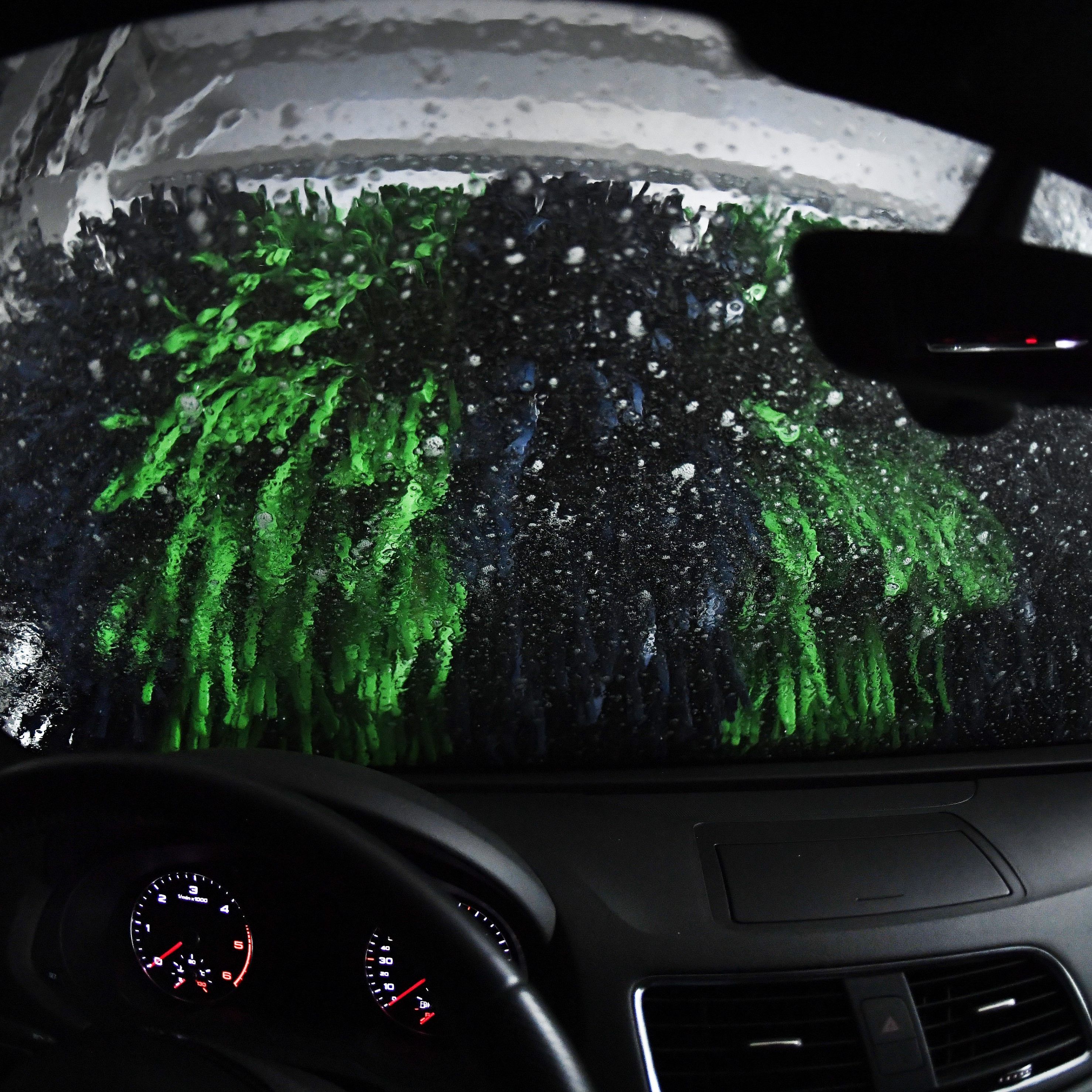 Betreiber von alleinstehenden Waschstraßen gehen nun gegen die Republik vor.