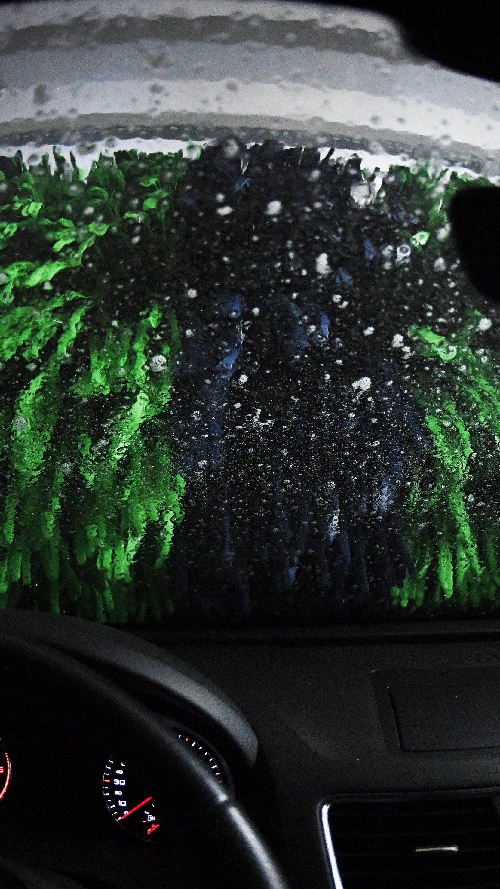 Betreiber von alleinstehenden Waschstraßen gehen nun gegen die Republik vor.