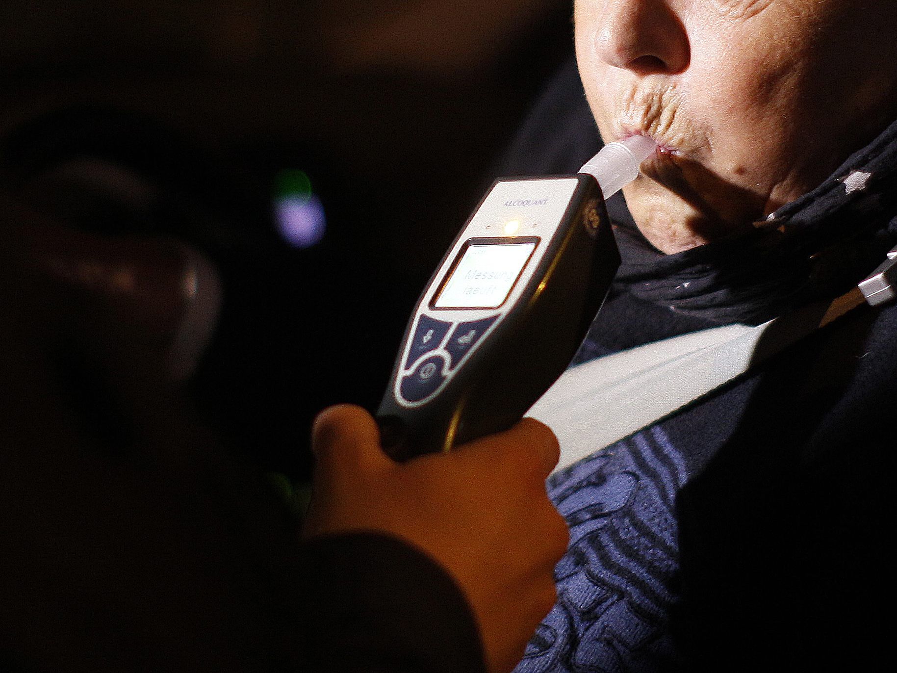 Eine 41-Jährige krachte am Samstag alkoholisiert mit ihrem Fahrzeug in einen Torbogen.