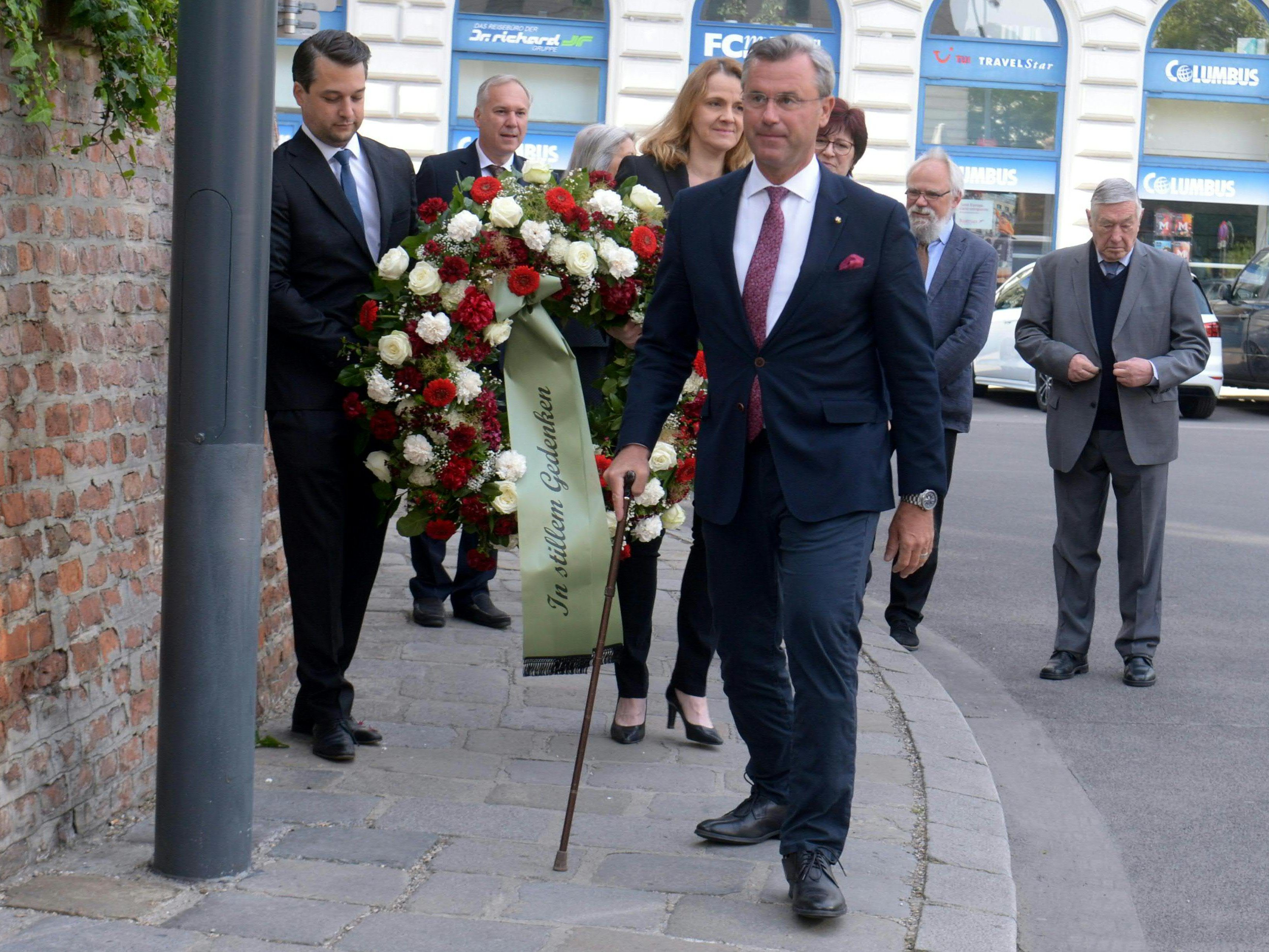 Anlässlich des Kriegendes vor 75 Jahren traf sich die FPÖ beim "Trümmerfrauen-Denkmal". Anlässlich des Kriegendes vor 75 Jahren traf sich die FPÖ beim "Trümmerfrauen-Denkmal".