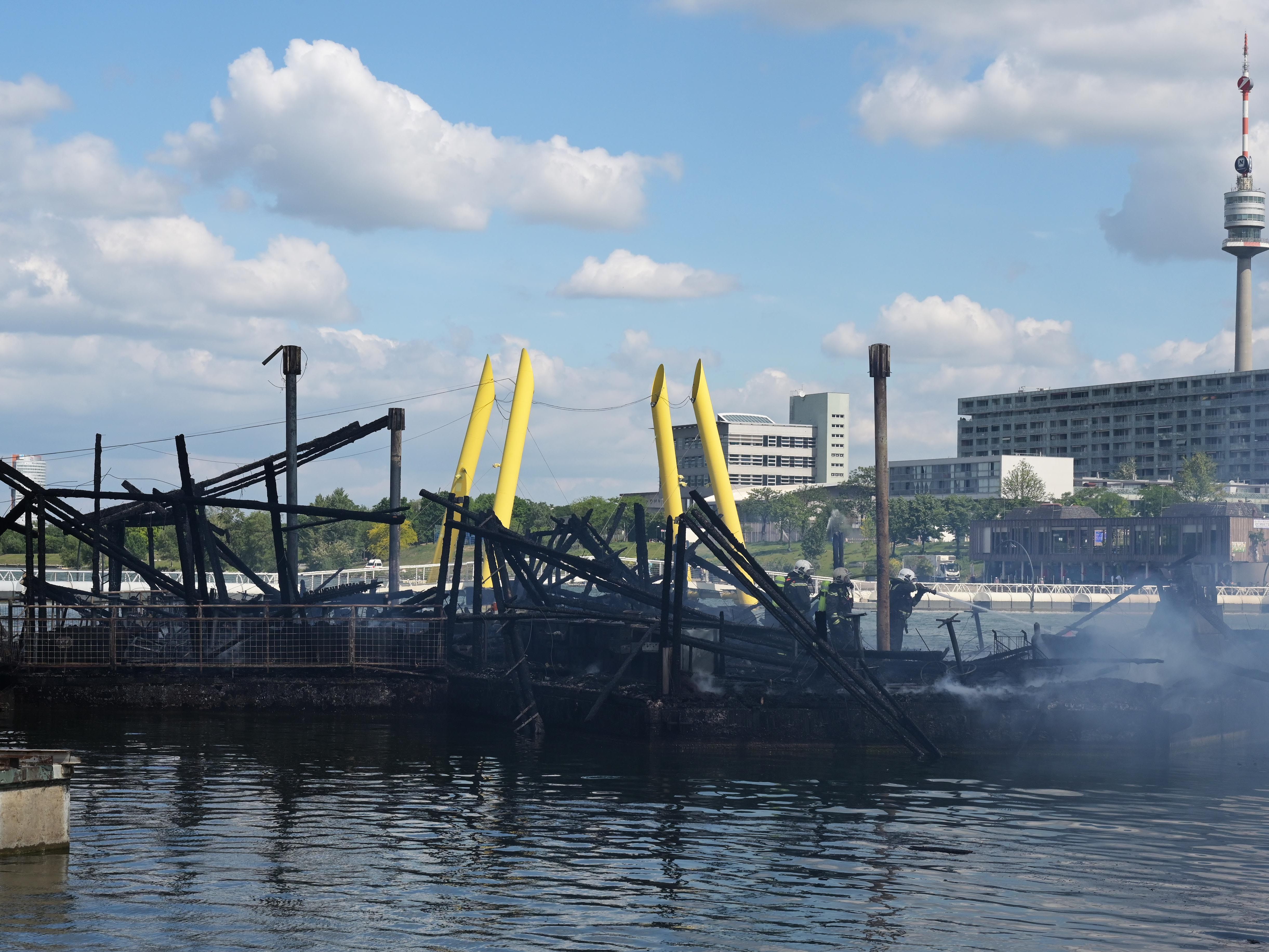 Die Cocktailbar auf der Wiener Donauinsel ist völlig ausgebrannt. Die Cocktailbar auf der Wiener Donauinsel ist völlig ausgebrannt.