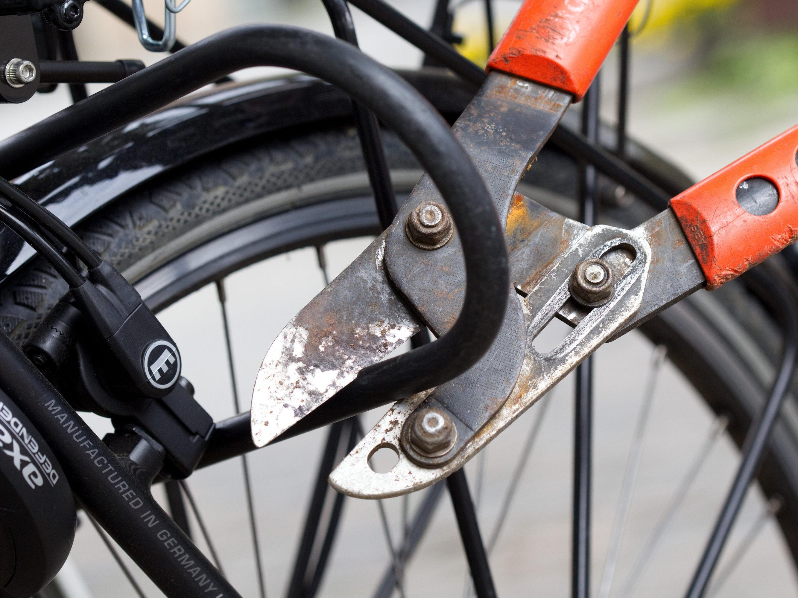 Das Teenie-Duo wurde nach dem Fahrraddiebstahl angezeigt. Das Teenie-Duo wurde nach dem Fahrraddiebstahl angezeigt.