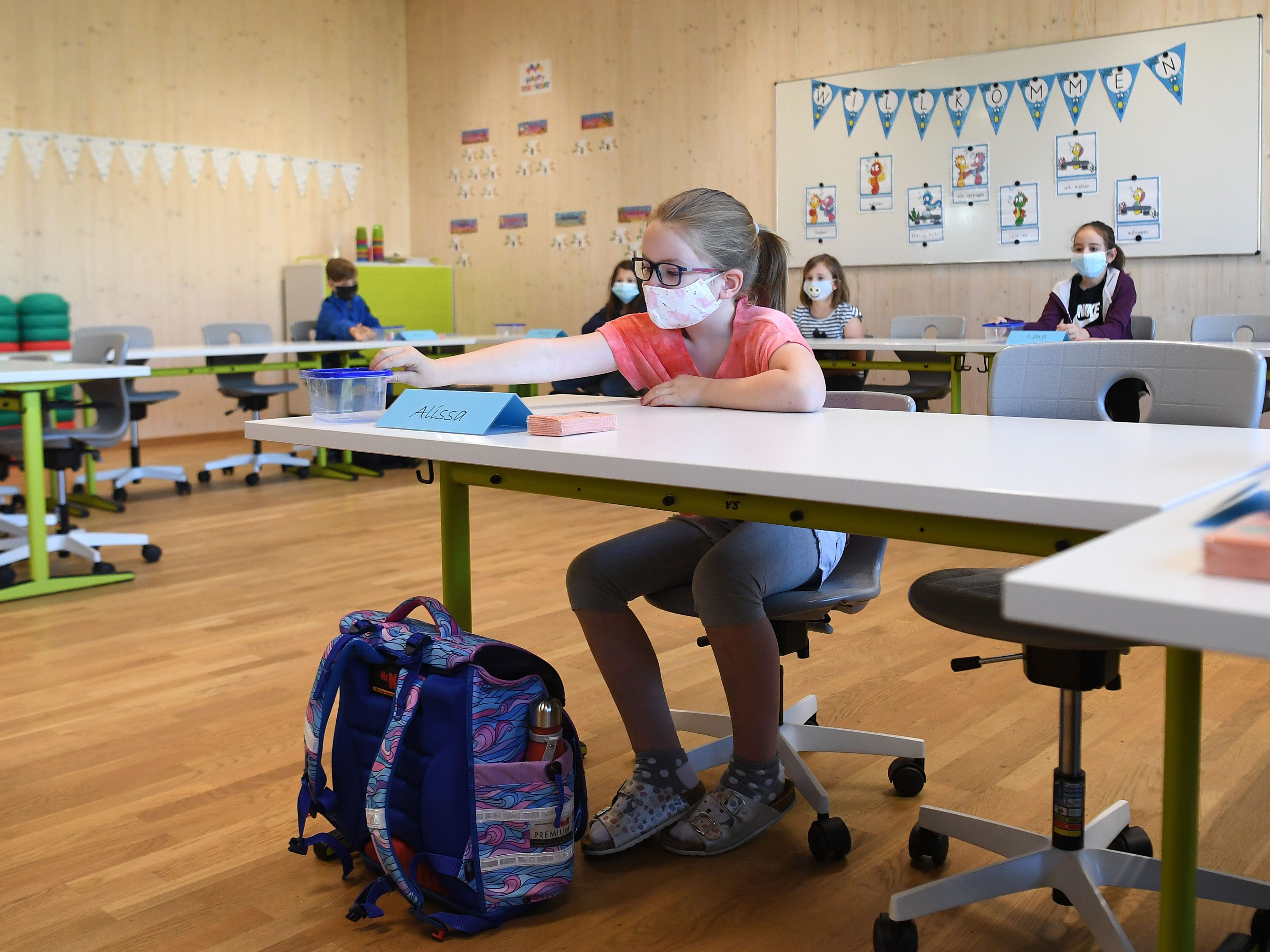 Klobesuch während der Stunde, Aus für Handyverbot, Essen am Platz und Redeecken: So manche Schule setzt Corona-Regeln findig um